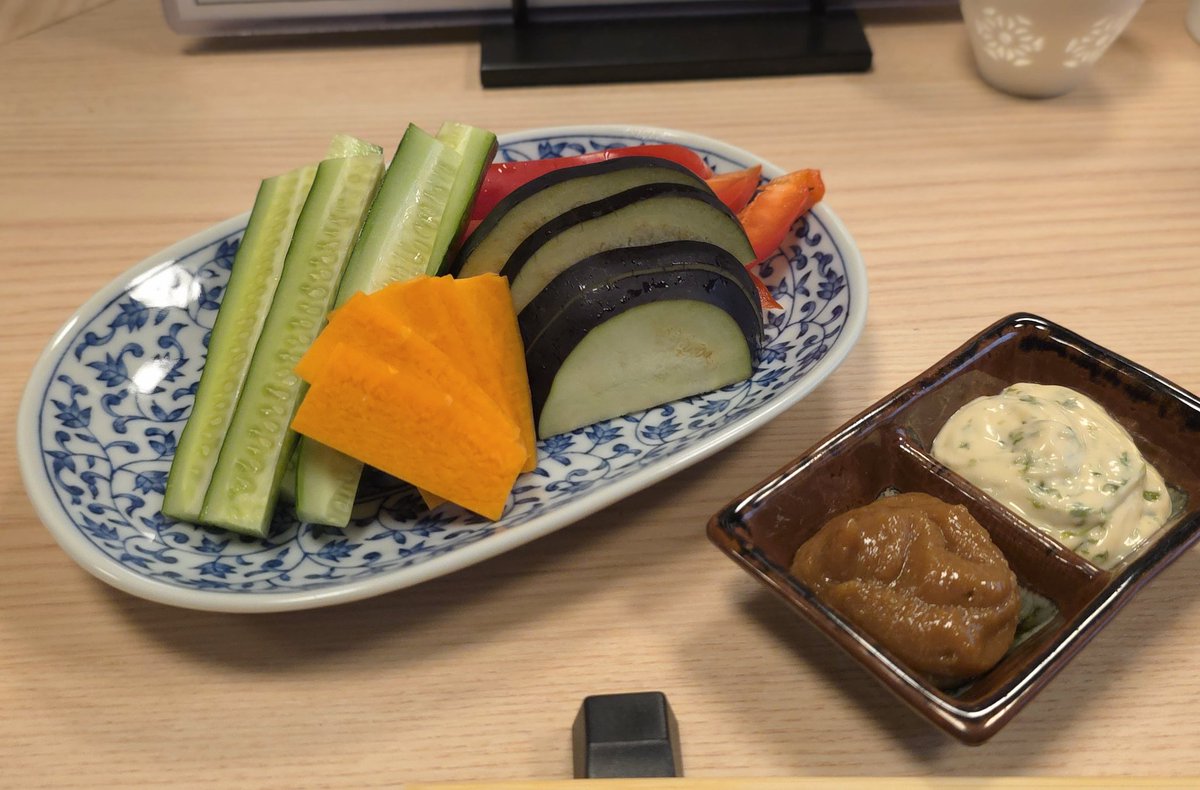 chiefparser's tweet photo. ととべぇ
荻窪でいい居酒屋さんを発見。
こぢんまりとした雰囲気の素敵なお店。
“おまかせにぎり”はこれで1250円。野菜スティックもおいしい。
奈良の“野菜のお刺身”が食べたくなったらここに来よう。
日本酒のラインナップもいい感じで酒器も素晴らしい。
初めて飲んだ福岡の有隣が美味しかった。 https://t.co/P3Fhp2o2lu