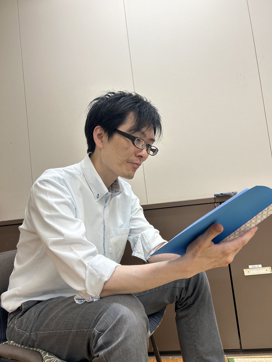 tsukabuchi64's tweet photo. これは物語と朗読に格闘する
古場ペンチさんを映した４枚です https://t.co/JtbdGecwwy