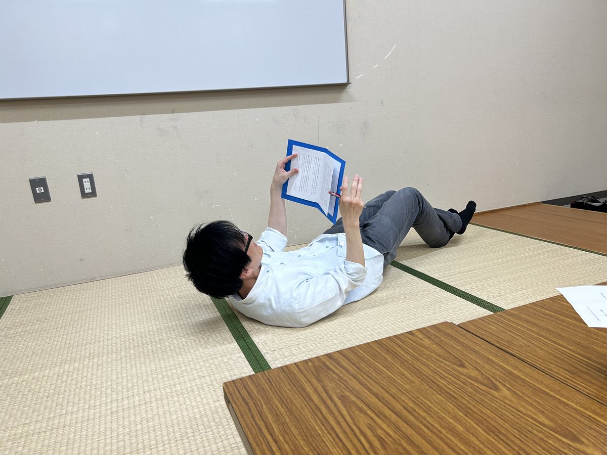 tsukabuchi64's tweet photo. これは物語と朗読に格闘する
古場ペンチさんを映した４枚です https://t.co/JtbdGecwwy