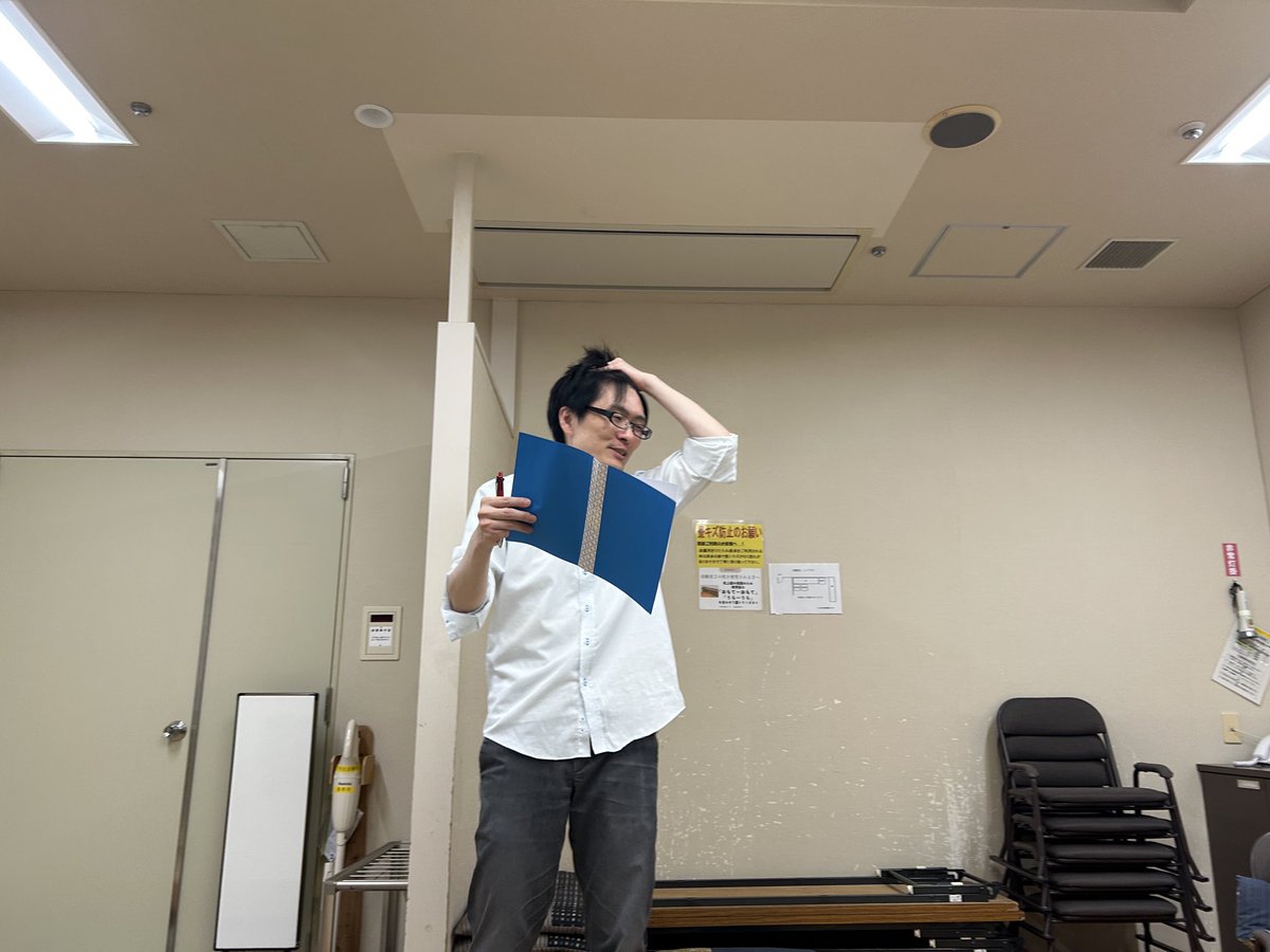 tsukabuchi64's tweet photo. これは物語と朗読に格闘する
古場ペンチさんを映した４枚です https://t.co/JtbdGecwwy