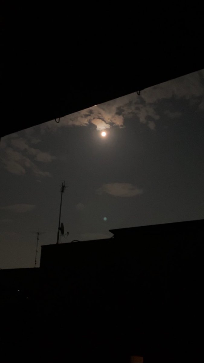 sinorararadio's tweet photo. 電気全部消して
部屋から月を観る🌕
贅沢な時間 https://t.co/oUwThNK1BY