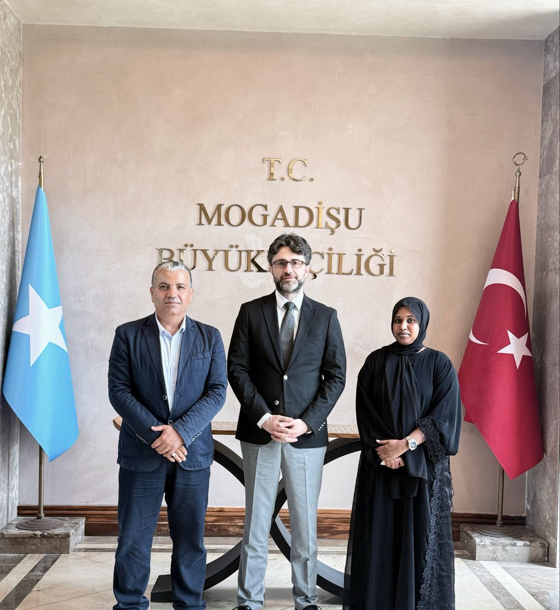 DRMBEYDILI's tweet photo. Somali ziyaretimiz kapsamında, Türkiye Cumhuriyeti’nin Mogadişu Büyükelçisi Sayın Alper Aktaş’ı ziyaret ederek sağlık sektöründeki iş birliği ve yatırım fırsatlarını değerlendirdik.

Nazik ev sahipliği için Sayın Büyükelçimize teşekkür ediyor, çalışmalarında başarılar diliyoruz. https://t.co/EQkjZ9mPdP