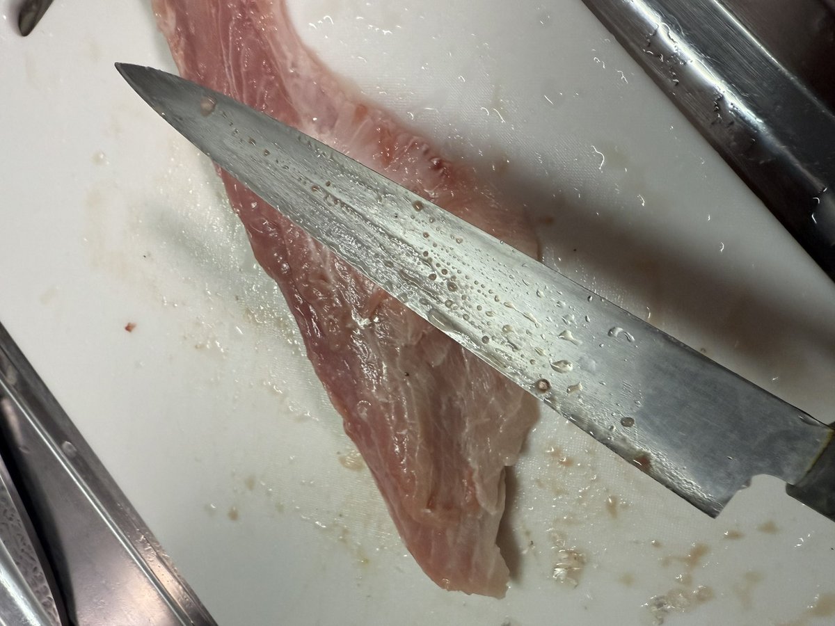 hattori95's tweet photo. 利根川のハクレン。脂ベッタベタです。ただ血合いが若干匂うので除去し、コイの仲間特有のY字骨を避けた結果、かなり歩留まりは悪くなってしまいました。 https://t.co/FFR4ZWWYQW