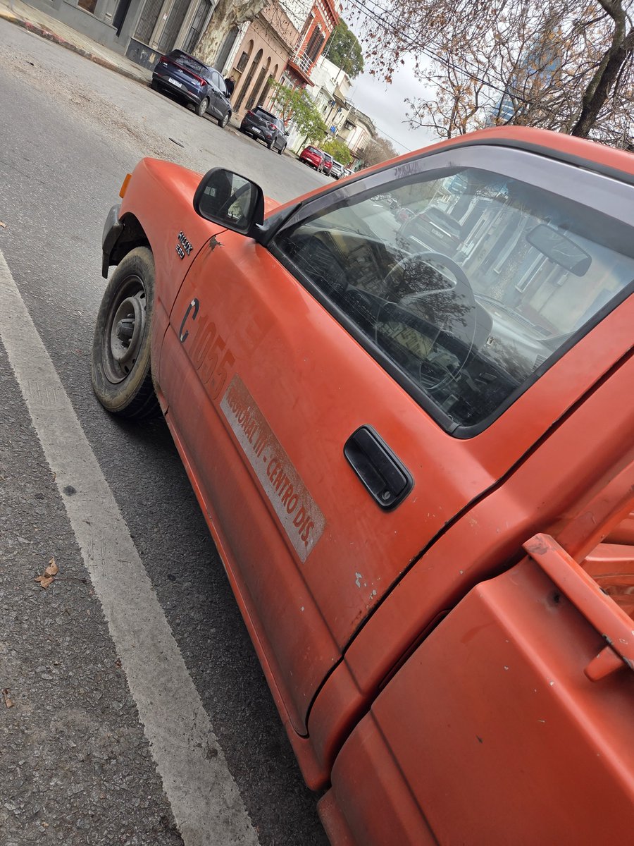 NESMAGO's tweet photo. Rata si abrís la puerta tene cuidado,  todavía estacionamiento mal fuera de los lugares autorizados @utecomunicacion @imtransito https://t.co/udNGKKvDvE