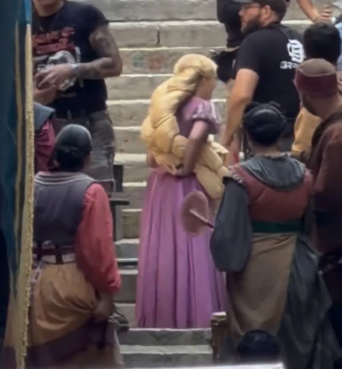 EnroladosBrazil's tweet photo. Simplesmente não reajo! 😭💜☀️

Esse Live Action vai ser o mais icônico de todos!

(Eu amei o vestido ter as mangas e a saia a mais cumpridas.) https://t.co/87D68GTZ3C