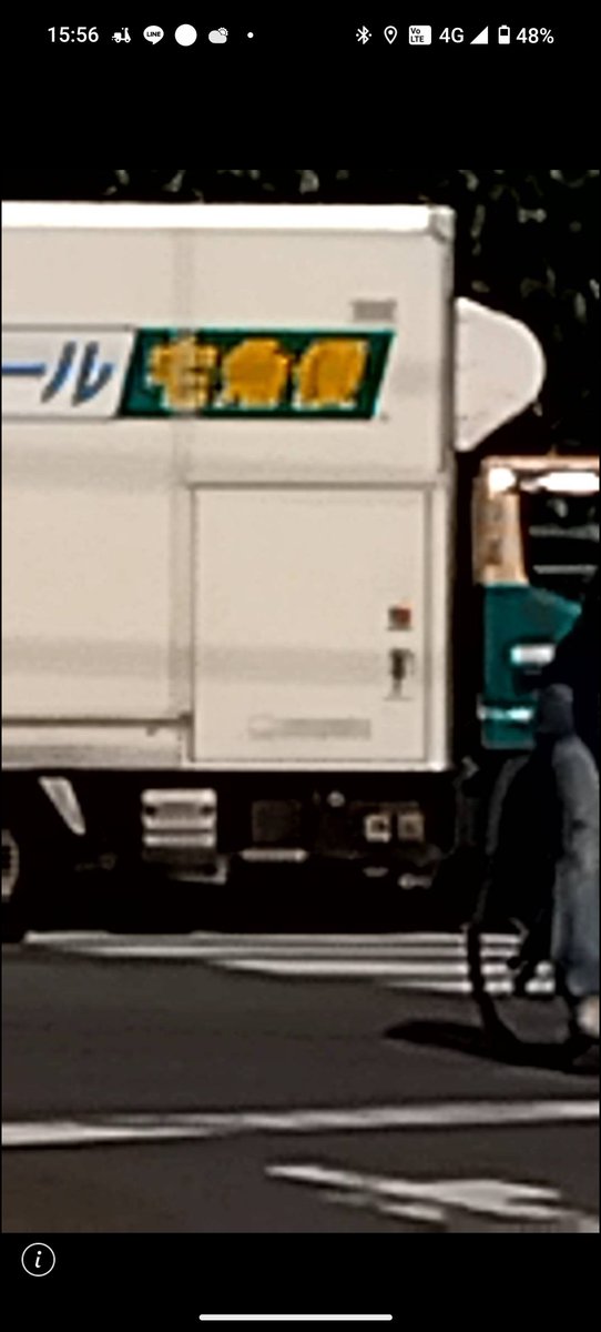 hiro1107matsu's tweet photo. 配達ご苦労様です。
駄目だよな？横断歩道を塞いじゃ
#配達 #宅急便 #道路交通法違反 https://t.co/sGE45tRGJ2