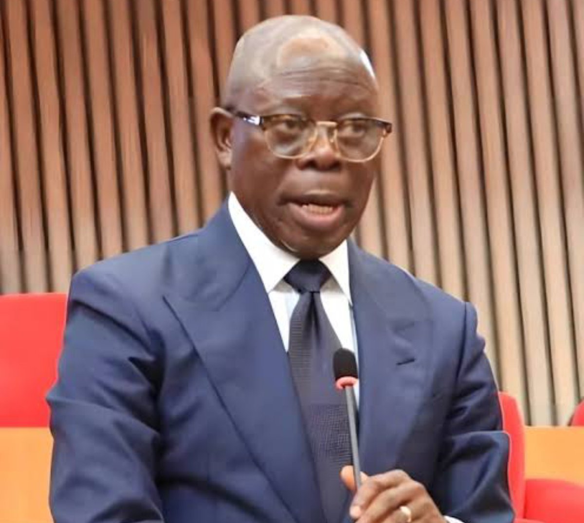 AnewNaija's tweet photo. In Nigeria, it is never about the message. It is about the messenger.  When Peter Obi called out Dave Umahi for abandoning major roads across the country to build new ones, Umahi came for him and even challenged him to a debate.  

Now that Adams Oshiomhole, an APC senator, has said the same thing, I dare Dave Umahi to attack him. I dare him to call for a debate, as usual.  Or is criticism only considered noise when it comes from the opposition? Hypocrite!