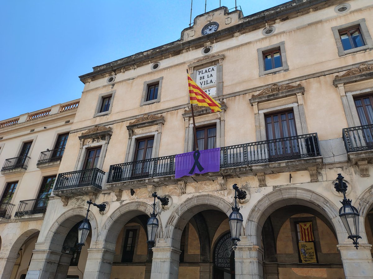 ajuntamentvng's tweet photo. ⚫️L'Ajuntament de #vng condemna un nou feminicidi per #violenciamasclista. Ha estat assassinada una dona de 34 anys a la ciutat de Barcelona

🟪Pengem el domàs lila amb crespó negre en senyal de dol i rebuig per aquest nou crim https://t.co/OoOm6wlP0j