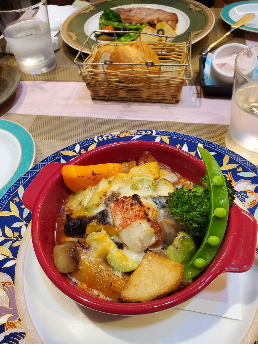 tommartom's tweet photo. ぜいたくランチだったので夜ごはんはよもぎ餅です https://t.co/LXLH3xKZ4e