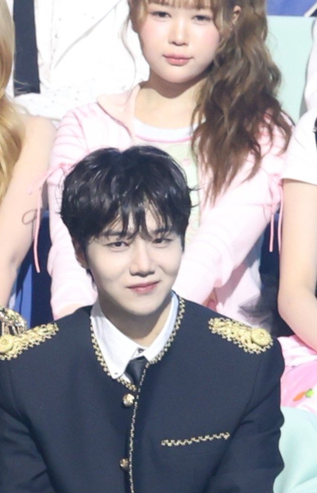 soloistjo's tweet photo. lived long enough to see jino (debuted in 2010) and ye-on (born in 2010) in one frame 😭 https://t.co/shNSVepzYN