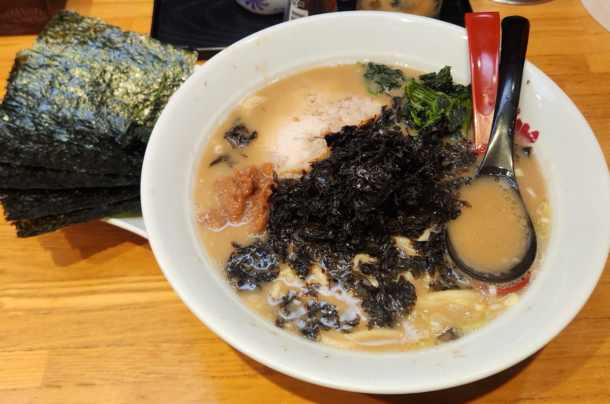 lunaticBlack's tweet photo. ここ数日、足のつるのが酷いので、塩分取らなすぎ？かと思い、夕飯はラーメンに。

夏季限定の、のり梅ラーメンにトッピングで海苔追加。

美味でおじゃる！

夜道、やけに空が明るいなぁと思ったら、
今宵は満月でしたね。

今のスマホはここまで月表面の模様を写せるのかと、感心する夜。 https://t.co/6hVxKdyxCA
