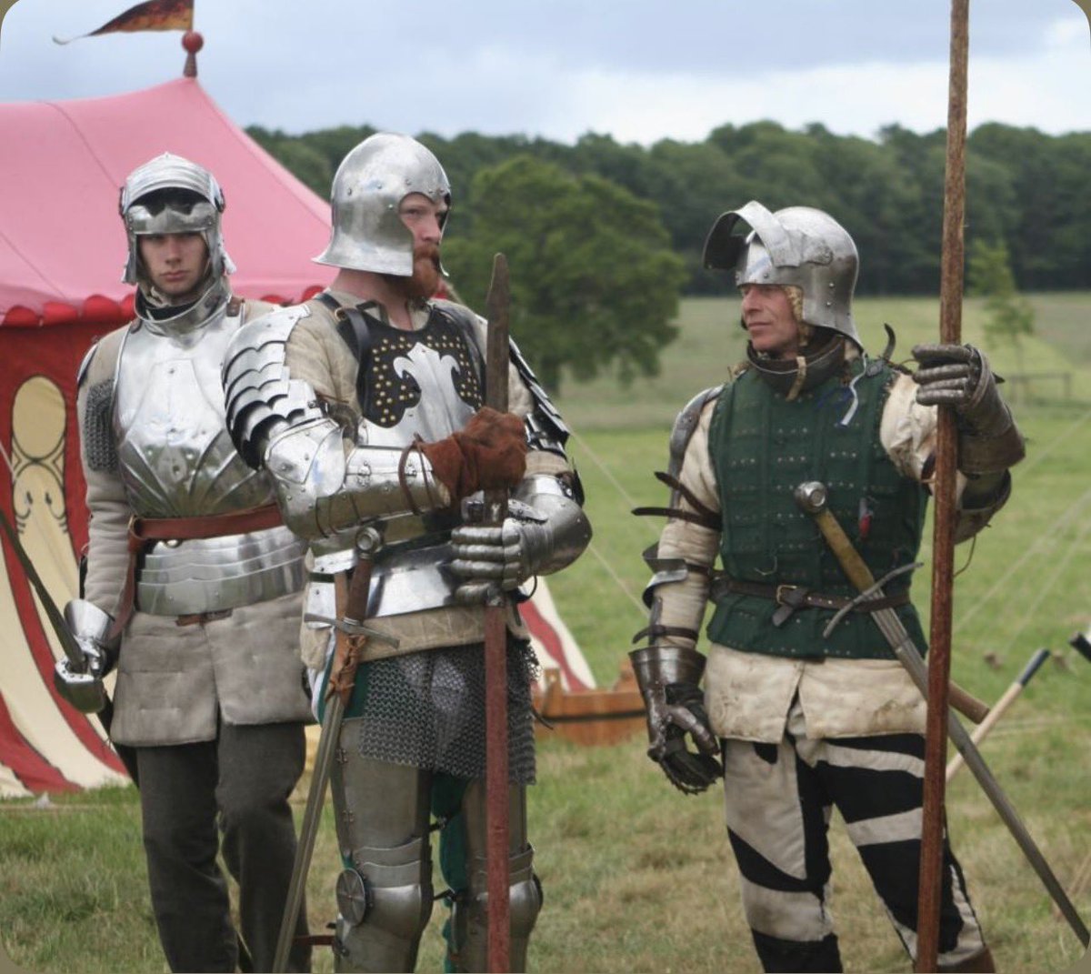 Argonaut1535's tweet photo. 🏴󠁧󠁢󠁥󠁮󠁧󠁿⚔️Plate armor had become ubiquitous by the latter 15th century, with militias in the German & Italian especially states all wearing (and required to in many cases) at least some form of plate armor. The English tended towards padded jacks and brigandines for levy troops/militia, as opposed to the Italians & Germans.

When we look at the accounts of Nobleman in the 15th century, (we have a healthy amount of records from this era) we see A LOT of plate armor;

In 1481, 85% of the troops of John Howard, Duke of Norfolk, were issued with good brigandines, a mail standard (collar), sallets of varying types, and full plate arm harnesses! 

On his death in 1513, John de Vere, 13th Earl of Oxford, possessed the following: 16 Plate cuirasses (corselets), 101 brigandines, 175 sallets, and 77 pairs of plate arm harnesses. That’s just one record from the inventory of one Nobleman!  

Supposedly after the Battle of Agincourt in 1415, the English salvaged so much plate armor they couldnt carry it all; there was so much they piled it up and burned it with the dead! Take this story w/ a grain of salt ofc, but it illustrates how widely available plate armor was by the 15th centuries…even for the common soldier!