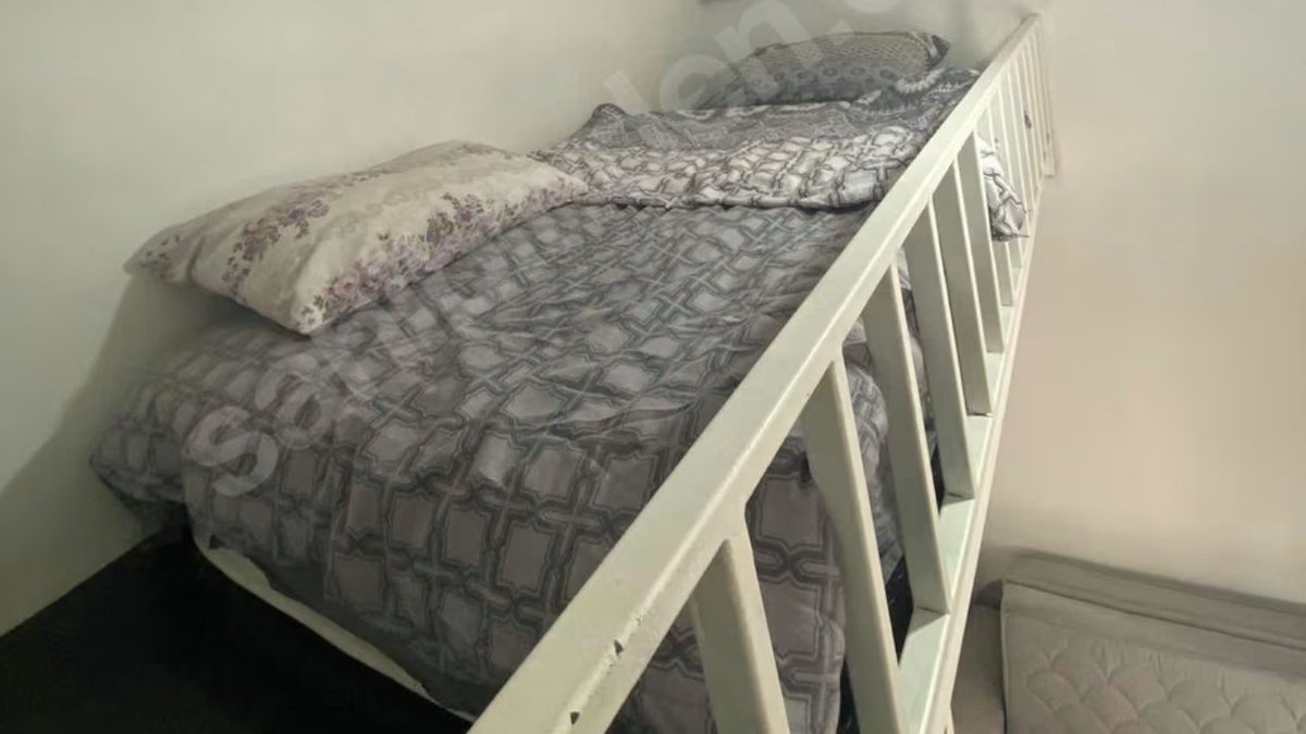 Mimariietkiler's tweet photo. Pendik'te 24 bin 500 TL kira istenen 15 metrekarelik 1+0 daire:

• Asgari ücret: 28 bin 75 TL.
• En düşük emekli maaşı: 20 bin TL. https://t.co/iaL9nvmrIZ