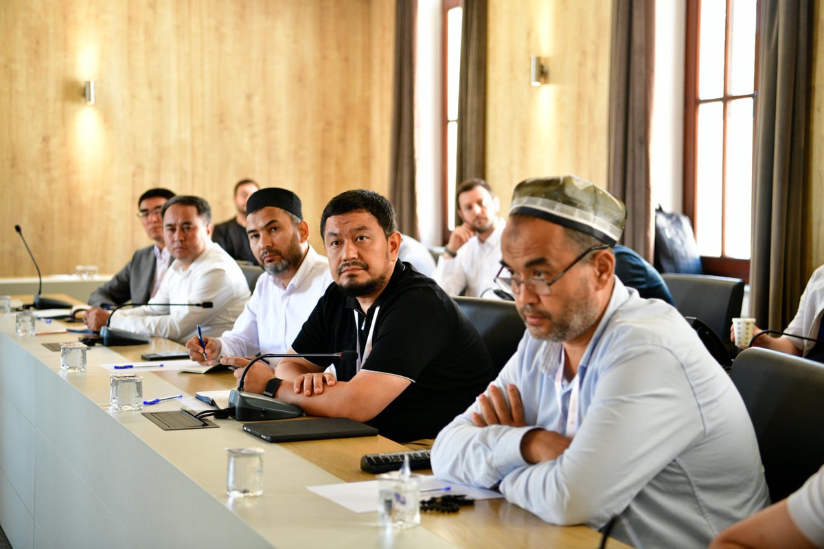 tiburesmi's tweet photo. Mâveraünnehir Yaz Seminerleri | TİBU Misyon ve Vizyonu Üzerine

Mâverâünnehir Yaz Seminerleri kapsamında gerçekleştirilen bu oturumda, TİBU’nun kuruluş fikri, tarihsel zemini, akademik misyonu ve İslam dünyasının geleceğinde üstlenmesi hedeflenen rolü ele alındı. Oturumda Prof. Dr. Mehmet Paçacı, Prof. Dr. Oğuzhan Tan, Prof. Dr. Alim Arlı ve Prof. Dr. Mehmet Görmez, üniversite fikrini farklı boyutlarıyla değerlendirdiler.
Prof. Dr. Mehmet Paçacı, konuşmasına İslam medeniyetinin son birkaç asırda yaşadığı büyük kırılmayı ele alarak başladı. Özellikle 16. yüzyıldan itibaren ekonomik, siyasi ve bilimsel merkezin Batı’ya kaymasıyla Mâverâünnehir, Anadolu, Balkanlar, Kafkasya ve Orta Doğu’nun küresel merkezin dışında kaldığını; İslam dünyasının savaşlar, işgaller, sömürgecilik, göçler ve katliamlarla ağır bir çözülme yaşadığını ifade etti. Medeniyetin kurum, ekonomi, hukuk, askerî güç ve teknoloji bakımından sürekliliğini kaybetmesine rağmen medreseler, mektepler ve ilahiyat fakülteleri aracılığıyla medeniyet hafızasının korunduğunu belirtti. Ancak geçmişin başarılarıyla övünmenin yeterli olmadığını, hafızanın yeni bir üretime dönüştürülmesi gerektiğini vurguladı. Dünyanın jeopolitik merkezinin yeniden Asya’ya doğru kaydığına ve Çin’in yükselişiyle Mâverâünnehir’den Anadolu ve Balkanlar’a uzanan coğrafyanın yeniden stratejik bir önem kazandığına dikkat çeken Paçacı, TİBU’nun böyle bir tarihsel dönemeçte kurulduğunu belirtti. Ona göre Gazzâlî, Fârâbî, İbn Sînâ, İbn Rüşd ve büyük fukahanın kendi dönemlerinin meselelerine Kur’an, sünnet, icma, kıyas ve içtihatla cevap vermesi gibi bugün de geçmişi tekrar etmek yerine aynı kaynaklardan hareketle çağın meselelerine yeni cevaplar üretilmelidir. Üniversitenin amacı klasik İslam mirası ile modern bilimleri yan yana koyan eklektik bir model değil, bunları çağın dili ve meseleleri etrafında gerçek anlamda bütünleştiren bir yapı kurmak olmalıdır.

Prof. Dr. Oğuzhan Tan, İslam medeniyetinin kurucu unsurlarından biri olan rihle geleneği üzerinde durdu. Rihlenin yalnızca âlimlerin ilim yolculuğu değil, ümmeti canlı tutan bir dinamizm olduğunu belirtti. Mekke’den Mâverâünnehir’e, oradan Anadolu ve Balkanlar’a uzanan ilmî hareketliliğin İslam medeniyetini çok merkezli ve canlı bir yapıya kavuşturduğunu ifade etti.
Mâverâünnehir ve Horasan’dan gelen Hanefîlik, Mâtürîdîlik, aklî ve irfanî birikimin Anadolu ve Balkanlar’a taşındığını belirterek bu tarihî hattın yeniden düşünülmesi gerektiğini söyledi. İslami ilimlerin yalnızca geçmiş metinleri ve meseleleri aktaran bir alan değil, çağın problemleriyle konuşan canlı bir kaynak hâline gelmesi gerektiğini ifade ederek İslami ilimlere yönelik iki yanlış yaklaşımın bulunduğunu belirtti: Bunları dışarıdan incelenen bir “kadavra” hâline getirmek veya içeriden bağlılık görüntüsü altında yalnızca tekrar edilen bir mirasa dönüştürmek. Üniversitenin hedefi ise İslami ilimleri yeniden nefes alan, toplumla konuşan ve düşünce üreten bir kaynak hâline getirmektir. Taabbüdde tekrar mümkün olmakla birlikte taakkul, tefekkür ve ilimde esas olan tekrar değil derinleşmedir.

Prof. Dr. Alim Arlı, modern üniversitenin ve sosyal-beşerî bilimlerin tarihsel oluşumunu değerlendirdi. Medrese, rasathane ve üniversite gibi bilgi kurumlarının belirli toplumsal ihtiyaçlar doğrultusunda ortaya çıktığını; imparatorluklar döneminde bilginin sınır aşan bir karakter taşımasına karşılık ulus devlet ve modern kapitalizm döneminde disipliner ve millî yapılara dönüştüğünü ifade etti. Modern sosyal bilimlerin 19. yüzyıl Avrupa’sının siyasi, ekonomik ve toplumsal ihtiyaçları doğrultusunda şekillendiğini belirten Arlı; iktisadın piyasa, siyaset biliminin devlet, antropolojinin sömürgecilik bağlamındaki toplumlar, sosyolojinin ise modern toplumun meseleleri etrafında kurumsallaştığını söyledi. Bu nedenle mevcut disiplin tasniflerinin evrensel ve değişmez değil, tarihsel olarak inşa edilmiş yapılar olduğunu vurguladı. Disiplinler arası, disiplinler üstü ve disiplinler ötesi yaklaşımların ortaya çıkışının da bu sınırların yetersizliğini gösterdiğini belirten Arlı, üniversitenin Avrupa-merkezci bilgi sınırlarını aşan yeni bir düşünce zemini oluşturması gerektiğini ifade etti. Bunun Batı bilgisini reddederek değil, onu kuşatarak, eleştirerek ve kendi tarihsel tecrübemizle yeniden yorumlayarak yapılabileceğini söyledi. Üniversitenin eğitim, araştırma ve hocalık alanlarını birlikte düşünmesi; yalnızca bilgi üretmek değil, nitelikli insan yetiştirmek için eğitim modelini de sürekli araştırma konusu hâline getirmesi gerektiğini vurguladı.

Oturumun sonunda Prof. Dr. Mehmet Görmez, üniversitenin kuruluş gerekçesini ve hedeflediği modeli değerlendirdi. Tarih boyunca hikmet ve hakikat üniversitelerinden modern araştırma, liberal arts, millî devlet ve teknoloji üniversitelerine kadar farklı yükseköğretim modellerini ortaya çıktığını ifade etti. Modern araştırma üniversitesinin araştırma ruhunu güçlendirirken bilgi ile değer arasındaki bağı zayıflatabildiğini; millî devlet üniversitesinin üniversiteyi devletin hizmetine sunabildiğini; teknoloji üniversitesinin ise teknolojinin insana hizmet eden bir araç olmaktan çıkıp insan üzerinde egemenlik kuran bir güce dönüşmesi riskini taşıdığını ifade etti. Yeni üniversite, bu modellerin güçlü taraflarını alırken zaaflarını aşmalı; hikmet ve hakikati merkeze alan, araştırma ruhunu koruyan, bilgi ile değeri buluşturan ve yüksek entelektüel tefekkürü hakikati görecelileştirmeden sürdüren bir üniversite modeli geliştirmelidir. İslam medeniyetini de bu modelin kurucu perspektiflerinden biri olarak ele almalıdır. Üniversitenin yalnızca Türkiye’nin akademik ihtiyaçlarından doğmadığını belirten hocamız, Balkanlar, Kafkasya, Orta Asya ve Avrupa’daki Müslüman toplulukların uzun yıllardır İstanbul’da güçlü ve sahih bir İslam üniversitesi kurulması yönünde taleplerde bulunduğunu ifade etti. Şam, Bağdat, Kahire ve diğer tarihî ilim merkezlerinin yaşadığı krizler sebebiyle Müslümanların çocuklarını ilim tahsili için gönderebilecekleri güvenilir merkezlere duyulan ihtiyacın arttığını belirtti. Bu ihtiyaçtan doğan üniversite projesinin 2015 yılında yasal zemine kavuştuğunu, uzun bir bekleyişin ardından bugün Sultanahmet’te tarihî bir külliye içerisinde hayata geçirilmeye başlandığını ifade etti. Konuşmasının sonunda üniversitenin yalnızca yeni bir yükseköğretim kurumu kurmayı değil, İslam dünyasına sunulabilecek özgün bir eğitim modeli geliştirmeyi hedeflediğini ifade etti. Bu kapsamda İslami ilimler, sosyal ve beşerî bilimler ile bilim ve teknoloji alanlarının nasıl bütünleştirileceği; ortak derslerin, çekirdek programın, müfredatın ve kurucu metinlerin nasıl oluşturulacağı üzerinde çalışmalar yürütüldüğünü belirtti.
