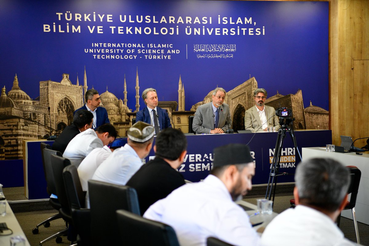 tiburesmi's tweet photo. Mâveraünnehir Yaz Seminerleri | TİBU Misyon ve Vizyonu Üzerine

Mâverâünnehir Yaz Seminerleri kapsamında gerçekleştirilen bu oturumda, TİBU’nun kuruluş fikri, tarihsel zemini, akademik misyonu ve İslam dünyasının geleceğinde üstlenmesi hedeflenen rolü ele alındı. Oturumda Prof. Dr. Mehmet Paçacı, Prof. Dr. Oğuzhan Tan, Prof. Dr. Alim Arlı ve Prof. Dr. Mehmet Görmez, üniversite fikrini farklı boyutlarıyla değerlendirdiler.
Prof. Dr. Mehmet Paçacı, konuşmasına İslam medeniyetinin son birkaç asırda yaşadığı büyük kırılmayı ele alarak başladı. Özellikle 16. yüzyıldan itibaren ekonomik, siyasi ve bilimsel merkezin Batı’ya kaymasıyla Mâverâünnehir, Anadolu, Balkanlar, Kafkasya ve Orta Doğu’nun küresel merkezin dışında kaldığını; İslam dünyasının savaşlar, işgaller, sömürgecilik, göçler ve katliamlarla ağır bir çözülme yaşadığını ifade etti. Medeniyetin kurum, ekonomi, hukuk, askerî güç ve teknoloji bakımından sürekliliğini kaybetmesine rağmen medreseler, mektepler ve ilahiyat fakülteleri aracılığıyla medeniyet hafızasının korunduğunu belirtti. Ancak geçmişin başarılarıyla övünmenin yeterli olmadığını, hafızanın yeni bir üretime dönüştürülmesi gerektiğini vurguladı. Dünyanın jeopolitik merkezinin yeniden Asya’ya doğru kaydığına ve Çin’in yükselişiyle Mâverâünnehir’den Anadolu ve Balkanlar’a uzanan coğrafyanın yeniden stratejik bir önem kazandığına dikkat çeken Paçacı, TİBU’nun böyle bir tarihsel dönemeçte kurulduğunu belirtti. Ona göre Gazzâlî, Fârâbî, İbn Sînâ, İbn Rüşd ve büyük fukahanın kendi dönemlerinin meselelerine Kur’an, sünnet, icma, kıyas ve içtihatla cevap vermesi gibi bugün de geçmişi tekrar etmek yerine aynı kaynaklardan hareketle çağın meselelerine yeni cevaplar üretilmelidir. Üniversitenin amacı klasik İslam mirası ile modern bilimleri yan yana koyan eklektik bir model değil, bunları çağın dili ve meseleleri etrafında gerçek anlamda bütünleştiren bir yapı kurmak olmalıdır.

Prof. Dr. Oğuzhan Tan, İslam medeniyetinin kurucu unsurlarından biri olan rihle geleneği üzerinde durdu. Rihlenin yalnızca âlimlerin ilim yolculuğu değil, ümmeti canlı tutan bir dinamizm olduğunu belirtti. Mekke’den Mâverâünnehir’e, oradan Anadolu ve Balkanlar’a uzanan ilmî hareketliliğin İslam medeniyetini çok merkezli ve canlı bir yapıya kavuşturduğunu ifade etti.
Mâverâünnehir ve Horasan’dan gelen Hanefîlik, Mâtürîdîlik, aklî ve irfanî birikimin Anadolu ve Balkanlar’a taşındığını belirterek bu tarihî hattın yeniden düşünülmesi gerektiğini söyledi. İslami ilimlerin yalnızca geçmiş metinleri ve meseleleri aktaran bir alan değil, çağın problemleriyle konuşan canlı bir kaynak hâline gelmesi gerektiğini ifade ederek İslami ilimlere yönelik iki yanlış yaklaşımın bulunduğunu belirtti: Bunları dışarıdan incelenen bir “kadavra” hâline getirmek veya içeriden bağlılık görüntüsü altında yalnızca tekrar edilen bir mirasa dönüştürmek. Üniversitenin hedefi ise İslami ilimleri yeniden nefes alan, toplumla konuşan ve düşünce üreten bir kaynak hâline getirmektir. Taabbüdde tekrar mümkün olmakla birlikte taakkul, tefekkür ve ilimde esas olan tekrar değil derinleşmedir.

Prof. Dr. Alim Arlı, modern üniversitenin ve sosyal-beşerî bilimlerin tarihsel oluşumunu değerlendirdi. Medrese, rasathane ve üniversite gibi bilgi kurumlarının belirli toplumsal ihtiyaçlar doğrultusunda ortaya çıktığını; imparatorluklar döneminde bilginin sınır aşan bir karakter taşımasına karşılık ulus devlet ve modern kapitalizm döneminde disipliner ve millî yapılara dönüştüğünü ifade etti. Modern sosyal bilimlerin 19. yüzyıl Avrupa’sının siyasi, ekonomik ve toplumsal ihtiyaçları doğrultusunda şekillendiğini belirten Arlı; iktisadın piyasa, siyaset biliminin devlet, antropolojinin sömürgecilik bağlamındaki toplumlar, sosyolojinin ise modern toplumun meseleleri etrafında kurumsallaştığını söyledi. Bu nedenle mevcut disiplin tasniflerinin evrensel ve değişmez değil, tarihsel olarak inşa edilmiş yapılar olduğunu vurguladı. Disiplinler arası, disiplinler üstü ve disiplinler ötesi yaklaşımların ortaya çıkışının da bu sınırların yetersizliğini gösterdiğini belirten Arlı, üniversitenin Avrupa-merkezci bilgi sınırlarını aşan yeni bir düşünce zemini oluşturması gerektiğini ifade etti. Bunun Batı bilgisini reddederek değil, onu kuşatarak, eleştirerek ve kendi tarihsel tecrübemizle yeniden yorumlayarak yapılabileceğini söyledi. Üniversitenin eğitim, araştırma ve hocalık alanlarını birlikte düşünmesi; yalnızca bilgi üretmek değil, nitelikli insan yetiştirmek için eğitim modelini de sürekli araştırma konusu hâline getirmesi gerektiğini vurguladı.

Oturumun sonunda Prof. Dr. Mehmet Görmez, üniversitenin kuruluş gerekçesini ve hedeflediği modeli değerlendirdi. Tarih boyunca hikmet ve hakikat üniversitelerinden modern araştırma, liberal arts, millî devlet ve teknoloji üniversitelerine kadar farklı yükseköğretim modellerini ortaya çıktığını ifade etti. Modern araştırma üniversitesinin araştırma ruhunu güçlendirirken bilgi ile değer arasındaki bağı zayıflatabildiğini; millî devlet üniversitesinin üniversiteyi devletin hizmetine sunabildiğini; teknoloji üniversitesinin ise teknolojinin insana hizmet eden bir araç olmaktan çıkıp insan üzerinde egemenlik kuran bir güce dönüşmesi riskini taşıdığını ifade etti. Yeni üniversite, bu modellerin güçlü taraflarını alırken zaaflarını aşmalı; hikmet ve hakikati merkeze alan, araştırma ruhunu koruyan, bilgi ile değeri buluşturan ve yüksek entelektüel tefekkürü hakikati görecelileştirmeden sürdüren bir üniversite modeli geliştirmelidir. İslam medeniyetini de bu modelin kurucu perspektiflerinden biri olarak ele almalıdır. Üniversitenin yalnızca Türkiye’nin akademik ihtiyaçlarından doğmadığını belirten hocamız, Balkanlar, Kafkasya, Orta Asya ve Avrupa’daki Müslüman toplulukların uzun yıllardır İstanbul’da güçlü ve sahih bir İslam üniversitesi kurulması yönünde taleplerde bulunduğunu ifade etti. Şam, Bağdat, Kahire ve diğer tarihî ilim merkezlerinin yaşadığı krizler sebebiyle Müslümanların çocuklarını ilim tahsili için gönderebilecekleri güvenilir merkezlere duyulan ihtiyacın arttığını belirtti. Bu ihtiyaçtan doğan üniversite projesinin 2015 yılında yasal zemine kavuştuğunu, uzun bir bekleyişin ardından bugün Sultanahmet’te tarihî bir külliye içerisinde hayata geçirilmeye başlandığını ifade etti. Konuşmasının sonunda üniversitenin yalnızca yeni bir yükseköğretim kurumu kurmayı değil, İslam dünyasına sunulabilecek özgün bir eğitim modeli geliştirmeyi hedeflediğini ifade etti. Bu kapsamda İslami ilimler, sosyal ve beşerî bilimler ile bilim ve teknoloji alanlarının nasıl bütünleştirileceği; ortak derslerin, çekirdek programın, müfredatın ve kurucu metinlerin nasıl oluşturulacağı üzerinde çalışmalar yürütüldüğünü belirtti.