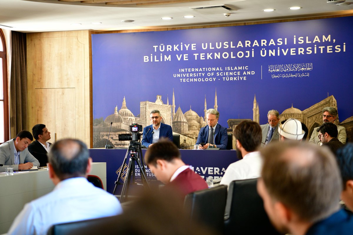 tiburesmi's tweet photo. Mâveraünnehir Yaz Seminerleri | TİBU Misyon ve Vizyonu Üzerine

Mâverâünnehir Yaz Seminerleri kapsamında gerçekleştirilen bu oturumda, TİBU’nun kuruluş fikri, tarihsel zemini, akademik misyonu ve İslam dünyasının geleceğinde üstlenmesi hedeflenen rolü ele alındı. Oturumda Prof. Dr. Mehmet Paçacı, Prof. Dr. Oğuzhan Tan, Prof. Dr. Alim Arlı ve Prof. Dr. Mehmet Görmez, üniversite fikrini farklı boyutlarıyla değerlendirdiler.
Prof. Dr. Mehmet Paçacı, konuşmasına İslam medeniyetinin son birkaç asırda yaşadığı büyük kırılmayı ele alarak başladı. Özellikle 16. yüzyıldan itibaren ekonomik, siyasi ve bilimsel merkezin Batı’ya kaymasıyla Mâverâünnehir, Anadolu, Balkanlar, Kafkasya ve Orta Doğu’nun küresel merkezin dışında kaldığını; İslam dünyasının savaşlar, işgaller, sömürgecilik, göçler ve katliamlarla ağır bir çözülme yaşadığını ifade etti. Medeniyetin kurum, ekonomi, hukuk, askerî güç ve teknoloji bakımından sürekliliğini kaybetmesine rağmen medreseler, mektepler ve ilahiyat fakülteleri aracılığıyla medeniyet hafızasının korunduğunu belirtti. Ancak geçmişin başarılarıyla övünmenin yeterli olmadığını, hafızanın yeni bir üretime dönüştürülmesi gerektiğini vurguladı. Dünyanın jeopolitik merkezinin yeniden Asya’ya doğru kaydığına ve Çin’in yükselişiyle Mâverâünnehir’den Anadolu ve Balkanlar’a uzanan coğrafyanın yeniden stratejik bir önem kazandığına dikkat çeken Paçacı, TİBU’nun böyle bir tarihsel dönemeçte kurulduğunu belirtti. Ona göre Gazzâlî, Fârâbî, İbn Sînâ, İbn Rüşd ve büyük fukahanın kendi dönemlerinin meselelerine Kur’an, sünnet, icma, kıyas ve içtihatla cevap vermesi gibi bugün de geçmişi tekrar etmek yerine aynı kaynaklardan hareketle çağın meselelerine yeni cevaplar üretilmelidir. Üniversitenin amacı klasik İslam mirası ile modern bilimleri yan yana koyan eklektik bir model değil, bunları çağın dili ve meseleleri etrafında gerçek anlamda bütünleştiren bir yapı kurmak olmalıdır.

Prof. Dr. Oğuzhan Tan, İslam medeniyetinin kurucu unsurlarından biri olan rihle geleneği üzerinde durdu. Rihlenin yalnızca âlimlerin ilim yolculuğu değil, ümmeti canlı tutan bir dinamizm olduğunu belirtti. Mekke’den Mâverâünnehir’e, oradan Anadolu ve Balkanlar’a uzanan ilmî hareketliliğin İslam medeniyetini çok merkezli ve canlı bir yapıya kavuşturduğunu ifade etti.
Mâverâünnehir ve Horasan’dan gelen Hanefîlik, Mâtürîdîlik, aklî ve irfanî birikimin Anadolu ve Balkanlar’a taşındığını belirterek bu tarihî hattın yeniden düşünülmesi gerektiğini söyledi. İslami ilimlerin yalnızca geçmiş metinleri ve meseleleri aktaran bir alan değil, çağın problemleriyle konuşan canlı bir kaynak hâline gelmesi gerektiğini ifade ederek İslami ilimlere yönelik iki yanlış yaklaşımın bulunduğunu belirtti: Bunları dışarıdan incelenen bir “kadavra” hâline getirmek veya içeriden bağlılık görüntüsü altında yalnızca tekrar edilen bir mirasa dönüştürmek. Üniversitenin hedefi ise İslami ilimleri yeniden nefes alan, toplumla konuşan ve düşünce üreten bir kaynak hâline getirmektir. Taabbüdde tekrar mümkün olmakla birlikte taakkul, tefekkür ve ilimde esas olan tekrar değil derinleşmedir.

Prof. Dr. Alim Arlı, modern üniversitenin ve sosyal-beşerî bilimlerin tarihsel oluşumunu değerlendirdi. Medrese, rasathane ve üniversite gibi bilgi kurumlarının belirli toplumsal ihtiyaçlar doğrultusunda ortaya çıktığını; imparatorluklar döneminde bilginin sınır aşan bir karakter taşımasına karşılık ulus devlet ve modern kapitalizm döneminde disipliner ve millî yapılara dönüştüğünü ifade etti. Modern sosyal bilimlerin 19. yüzyıl Avrupa’sının siyasi, ekonomik ve toplumsal ihtiyaçları doğrultusunda şekillendiğini belirten Arlı; iktisadın piyasa, siyaset biliminin devlet, antropolojinin sömürgecilik bağlamındaki toplumlar, sosyolojinin ise modern toplumun meseleleri etrafında kurumsallaştığını söyledi. Bu nedenle mevcut disiplin tasniflerinin evrensel ve değişmez değil, tarihsel olarak inşa edilmiş yapılar olduğunu vurguladı. Disiplinler arası, disiplinler üstü ve disiplinler ötesi yaklaşımların ortaya çıkışının da bu sınırların yetersizliğini gösterdiğini belirten Arlı, üniversitenin Avrupa-merkezci bilgi sınırlarını aşan yeni bir düşünce zemini oluşturması gerektiğini ifade etti. Bunun Batı bilgisini reddederek değil, onu kuşatarak, eleştirerek ve kendi tarihsel tecrübemizle yeniden yorumlayarak yapılabileceğini söyledi. Üniversitenin eğitim, araştırma ve hocalık alanlarını birlikte düşünmesi; yalnızca bilgi üretmek değil, nitelikli insan yetiştirmek için eğitim modelini de sürekli araştırma konusu hâline getirmesi gerektiğini vurguladı.

Oturumun sonunda Prof. Dr. Mehmet Görmez, üniversitenin kuruluş gerekçesini ve hedeflediği modeli değerlendirdi. Tarih boyunca hikmet ve hakikat üniversitelerinden modern araştırma, liberal arts, millî devlet ve teknoloji üniversitelerine kadar farklı yükseköğretim modellerini ortaya çıktığını ifade etti. Modern araştırma üniversitesinin araştırma ruhunu güçlendirirken bilgi ile değer arasındaki bağı zayıflatabildiğini; millî devlet üniversitesinin üniversiteyi devletin hizmetine sunabildiğini; teknoloji üniversitesinin ise teknolojinin insana hizmet eden bir araç olmaktan çıkıp insan üzerinde egemenlik kuran bir güce dönüşmesi riskini taşıdığını ifade etti. Yeni üniversite, bu modellerin güçlü taraflarını alırken zaaflarını aşmalı; hikmet ve hakikati merkeze alan, araştırma ruhunu koruyan, bilgi ile değeri buluşturan ve yüksek entelektüel tefekkürü hakikati görecelileştirmeden sürdüren bir üniversite modeli geliştirmelidir. İslam medeniyetini de bu modelin kurucu perspektiflerinden biri olarak ele almalıdır. Üniversitenin yalnızca Türkiye’nin akademik ihtiyaçlarından doğmadığını belirten hocamız, Balkanlar, Kafkasya, Orta Asya ve Avrupa’daki Müslüman toplulukların uzun yıllardır İstanbul’da güçlü ve sahih bir İslam üniversitesi kurulması yönünde taleplerde bulunduğunu ifade etti. Şam, Bağdat, Kahire ve diğer tarihî ilim merkezlerinin yaşadığı krizler sebebiyle Müslümanların çocuklarını ilim tahsili için gönderebilecekleri güvenilir merkezlere duyulan ihtiyacın arttığını belirtti. Bu ihtiyaçtan doğan üniversite projesinin 2015 yılında yasal zemine kavuştuğunu, uzun bir bekleyişin ardından bugün Sultanahmet’te tarihî bir külliye içerisinde hayata geçirilmeye başlandığını ifade etti. Konuşmasının sonunda üniversitenin yalnızca yeni bir yükseköğretim kurumu kurmayı değil, İslam dünyasına sunulabilecek özgün bir eğitim modeli geliştirmeyi hedeflediğini ifade etti. Bu kapsamda İslami ilimler, sosyal ve beşerî bilimler ile bilim ve teknoloji alanlarının nasıl bütünleştirileceği; ortak derslerin, çekirdek programın, müfredatın ve kurucu metinlerin nasıl oluşturulacağı üzerinde çalışmalar yürütüldüğünü belirtti.