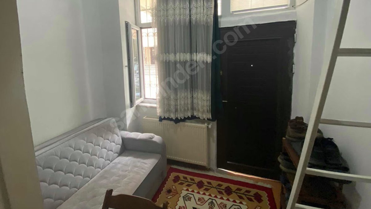 Mimariietkiler's tweet photo. Pendik'te 24 bin 500 TL kira istenen 15 metrekarelik 1+0 daire:

• Asgari ücret: 28 bin 75 TL.
• En düşük emekli maaşı: 20 bin TL. https://t.co/iaL9nvmrIZ