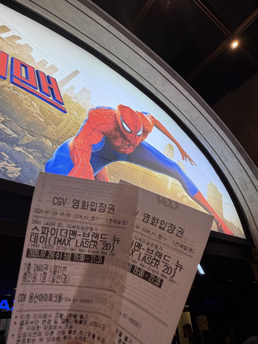 bus77s's tweet photo. 🕸 
<스파이더맨 : 브뉴데> 약스포 후기:

세이디 싱크랑 결혼하겠습니다.
SADIE SINK WILL U MARRY ME
아니 이 영화에 내가 사랑하는 3 여자들이 다 나온다니까? 도파민 터졌더니 진짜 머리가 너무 아픔.. 홈커밍 영화관에서 15번 보고 스띵 본 사람은 세이디 얼굴 등장할 때 눈물 나오는 게 당연한 흐름이겠지.. 케이팝 한다고 본업 잠깐 잊고 있었는데 소니나 협업 회사 들어가고 싶은 열망이 더욱 강해짐 퍼니셔 시리즈 보면 좋고 아님 말고. 오마주 장면들 있어서 머리 터지게 좋았음 나오자마자 웅니 붙잡고 영화 너무 좋아서 오열함.. 당신이 스파이디와 여자들 오타쿠입니까? 그럼 봐야 합니다 나 3회차까지만 예매해뒀는데 5회차 찍을 듯 그리고 CG.. 말도 안 됨 나 정말 감격했어 허접하게 만들 리가 없지만 정말 미쳤어 매트페인팅 배경에서 구름 덜 움직여서 약간 멈칫하긴 했는데 걍 이건 내 취향의 직업병이고 진짜 미친 고퀄에 소인 무릎 꿇고 감명 받았습니다. 저도 선배들을 따라 열심히 하겠습니다.. 나 벌써 몇백 자 썼는데 할 말 너무 많어 근데 첫날이니까ㅠㅠ 원래 포디/스엑 안 보고 오로지 용아맥만 조지는 사람인데 이거 포디로 보면 미칠 듯... 천사자리 주신 천사언니께 무릎 꿇고 감사를 드리며, 당신은 봐야 합니다 이 영화를! 결론 미룰 수 없다 나와 세이디 싱크의 결혼. #버스메모 
ㄴ칭구들:이자식또시작이네