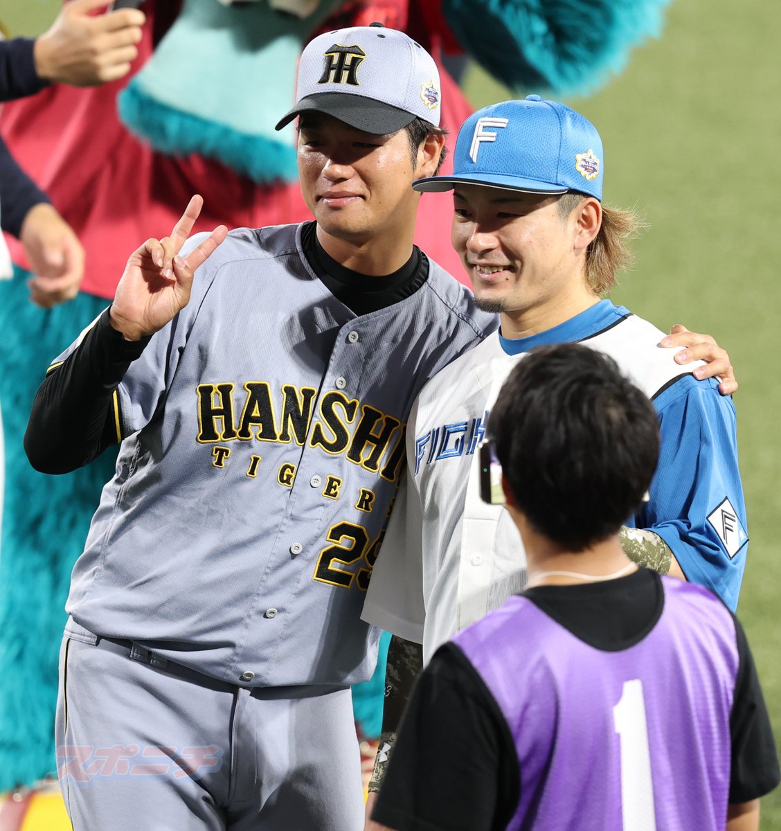 Sponichi_Tphoto's tweet photo. #水野達稀 選手と記念撮影する #高橋遥人 選手 https://t.co/JewD0SqqNZ