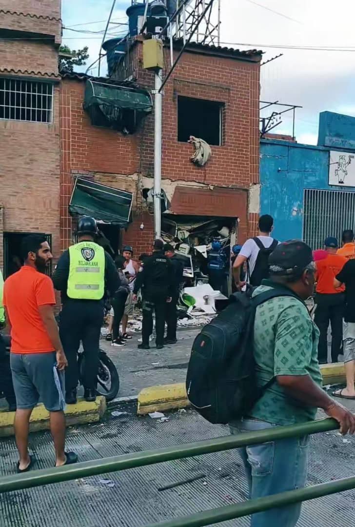 CarlosLlanosVen's tweet photo. Envío mi solidaridad a la parroquia Santa Rosalía y sus habitantes de la zona de la explosión de la bombona de gas, oramos porque no exista víctimas mortales. 

Santa Rosalía y la Vega tienen una larga historia, compartíamos nuestras fronteras territoriales y una hermandad
#29JUL https://t.co/waRBsdEEGU