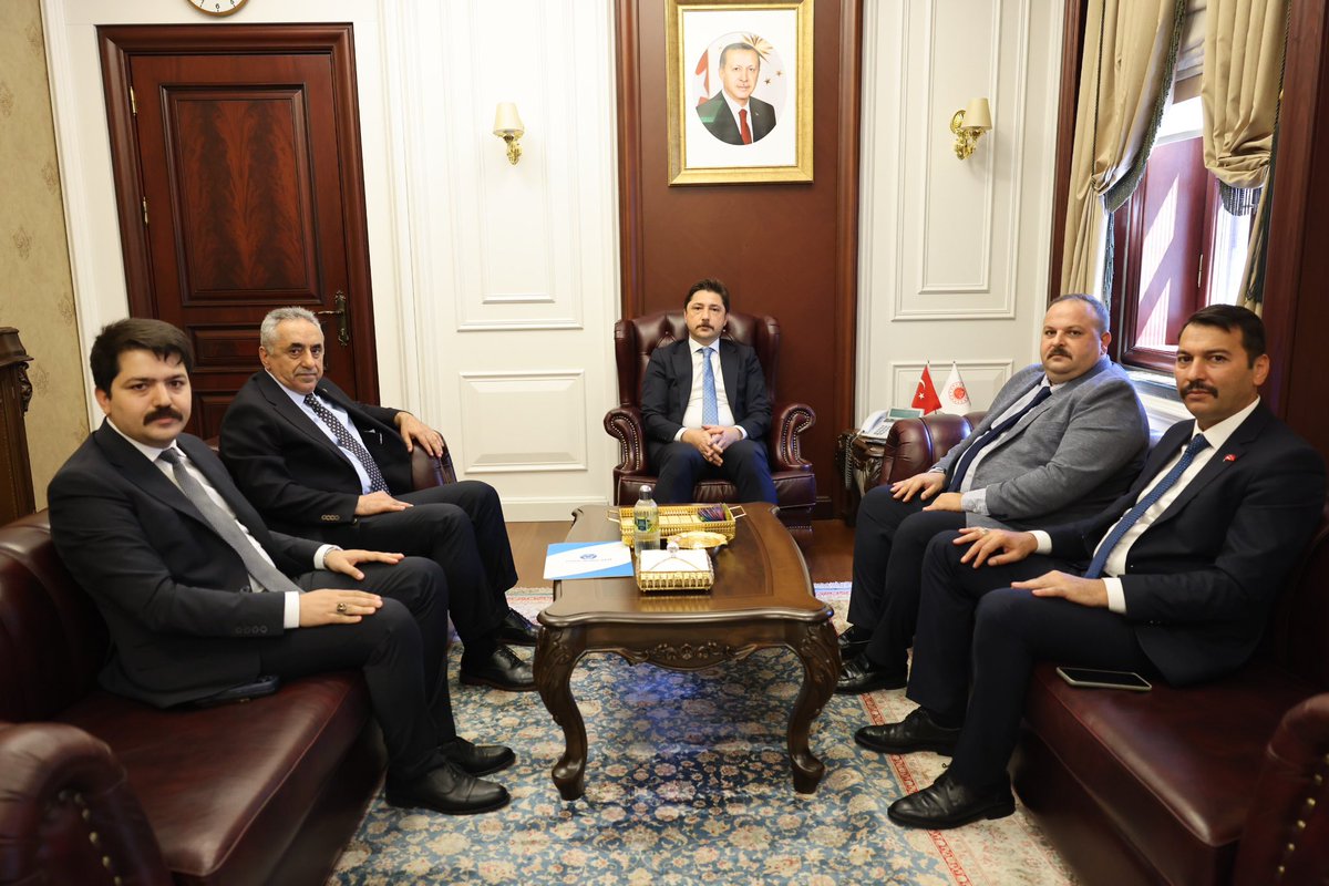 TurkesGuney's tweet photo. 📌 ADALET BAKAN YARDIMCIMIZA ZİYARET

📌 Genel Başkanımız Türkeş Güney, Genel Başkan Yardımcılarımız Halil Başer ve Tarkan Ömer Bankur, Ankara 11 Nolu Şube Başkanımız Ahmet Kırıcı ile birlikte Adalet Bakan Yardımcımız Sayın Burak Ceyhan’ı ziyaret ettiler.

📌 Ziyarette; Türk Büro-Sen olarak Cumhurbaşkanlığı Yargı Reformu Strateji Belgesi’nde yer almasını sağladığımız Adalet Hizmetleri Sınıfının oluşturulması ve Uzman Kâtiplik kadrosunun ihdas edilmesi konularında geçmişten bugüne yürüttüğümüz çalışmalar ve süreç hakkında bilgi vererek, söz konusu düzenlemelerin önümüzdeki dönemde hayata geçirilmesine yönelik taleplerimizi ilettik.

📌 Ayrıca, ihtiyaç duyulan yerlerde adliye hizmet binalarının yenilenmesi, fiziki çalışma şartlarının iyileştirilmesi ve hizmet binalarının personelimiz ile vatandaşlarımızın ihtiyaçlarına uygun hâle getirilmesine yönelik beklentilerimizi ifade ettik.

📌 Nazik kabulleri ve misafirperverlikleri dolayısıyla Sayın Bakan Yardımcımıza teşekkür ederiz.

@adalet_bakanlik 
@ceyhanburakab