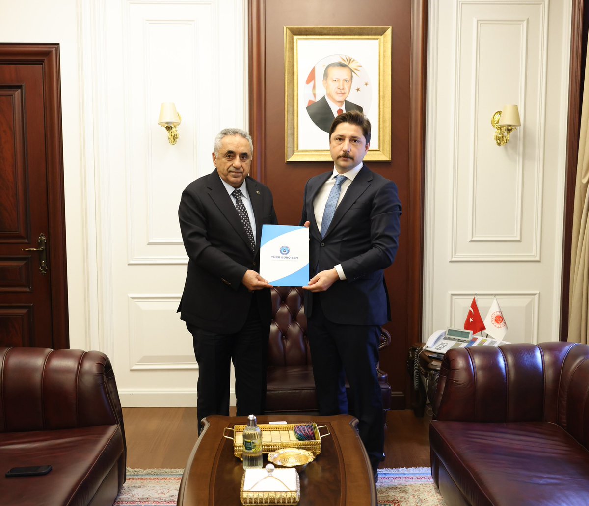 TurkesGuney's tweet photo. 📌 ADALET BAKAN YARDIMCIMIZA ZİYARET

📌 Genel Başkanımız Türkeş Güney, Genel Başkan Yardımcılarımız Halil Başer ve Tarkan Ömer Bankur, Ankara 11 Nolu Şube Başkanımız Ahmet Kırıcı ile birlikte Adalet Bakan Yardımcımız Sayın Burak Ceyhan’ı ziyaret ettiler.

📌 Ziyarette; Türk Büro-Sen olarak Cumhurbaşkanlığı Yargı Reformu Strateji Belgesi’nde yer almasını sağladığımız Adalet Hizmetleri Sınıfının oluşturulması ve Uzman Kâtiplik kadrosunun ihdas edilmesi konularında geçmişten bugüne yürüttüğümüz çalışmalar ve süreç hakkında bilgi vererek, söz konusu düzenlemelerin önümüzdeki dönemde hayata geçirilmesine yönelik taleplerimizi ilettik.

📌 Ayrıca, ihtiyaç duyulan yerlerde adliye hizmet binalarının yenilenmesi, fiziki çalışma şartlarının iyileştirilmesi ve hizmet binalarının personelimiz ile vatandaşlarımızın ihtiyaçlarına uygun hâle getirilmesine yönelik beklentilerimizi ifade ettik.

📌 Nazik kabulleri ve misafirperverlikleri dolayısıyla Sayın Bakan Yardımcımıza teşekkür ederiz.

@adalet_bakanlik 
@ceyhanburakab