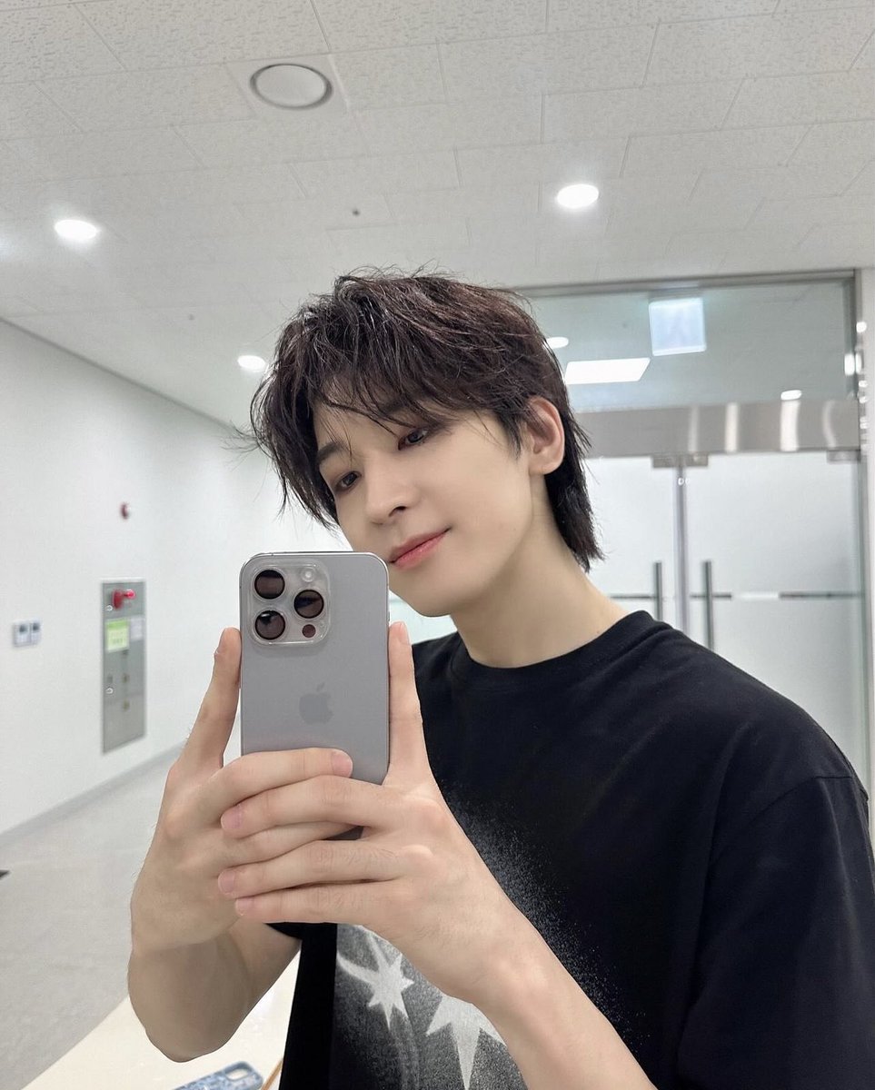ourwwvery's tweet photo. 전원우 이 인스타게시물 폰 들고있는 손 모양? 넘 귀여븜 https://t.co/ZCAjAbQIY4
