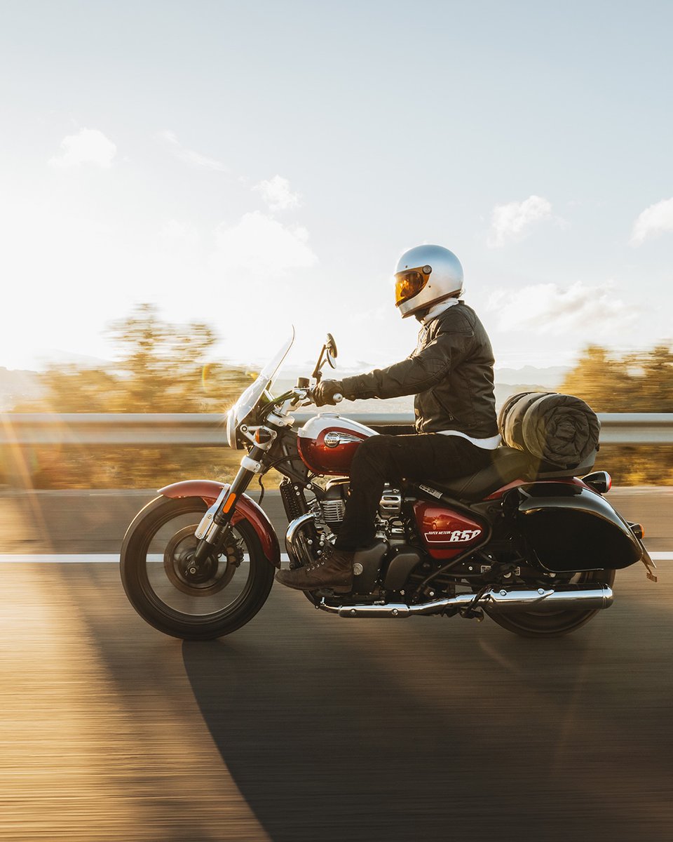 royalenfield's tweet photo. When the cruise outlasts the daylight. #PureCruising

#SuperMeteor650 #RoyalEnfieldCruising #RoyalEnfield #125YearsOfPureMotorcycling https://t.co/tj6evM4rkA