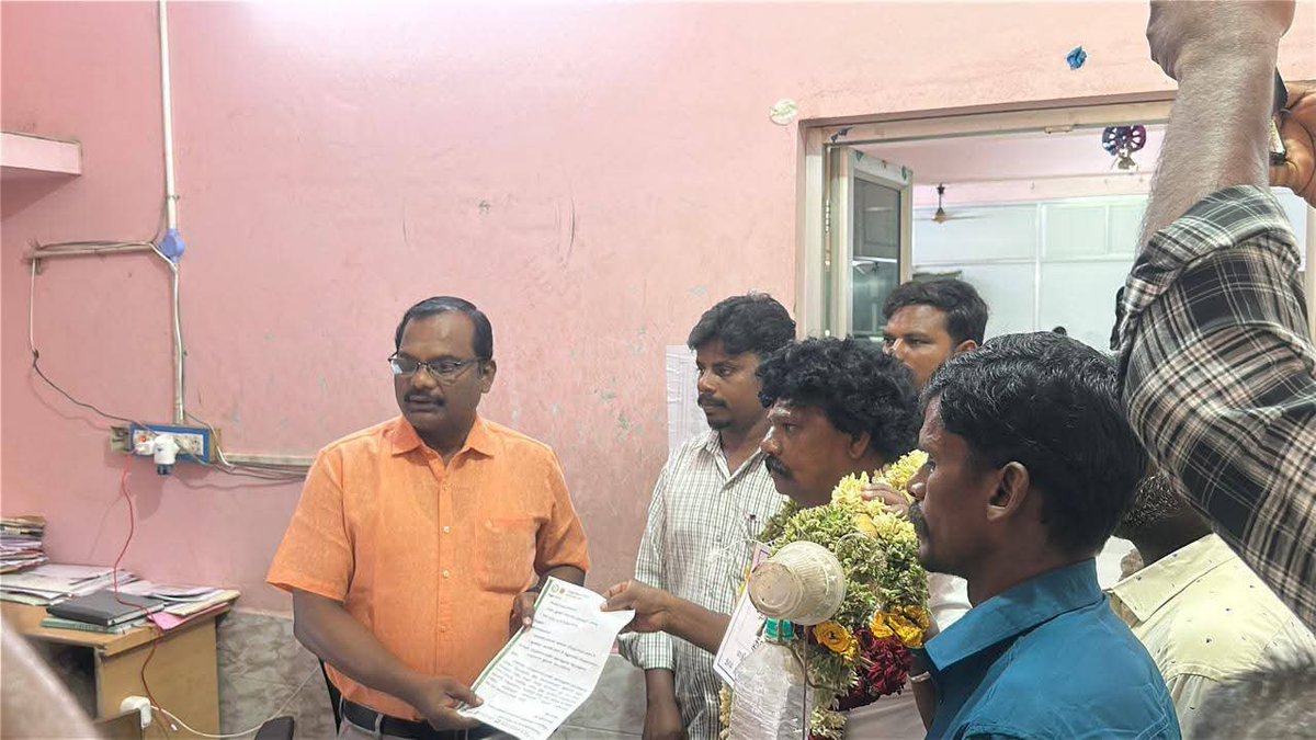 NTKEnvWing's tweet photo. நாம் தமிழர் கட்சி, விருத்தாசலம் தொகுதி, சுற்றுச்சூழல் பாசறை சார்பாக, விருத்தாசலம் மையப் பகுதியில் அமைந்துள்ள பெரிய கோவில் தெப்பக்குளத்தில் மது அருந்திய பாட்டில்கள், நெகிழிக் குப்பைகள் போன்ற, நீரை மாசுபடுத்தக்கூடிய கழிவுகளை அகற்றிட வேண்டும். மேலும், மீண்டும் இதுபோன்று நடைபெறாத வகையில் உரிய நடவடிக்கை எடுக்க வேண்டும் என்பதை வலியுறுத்தி, நகராட்சி அதிகாரிகளிடம் மனு அளிக்கப்பட்டது. நிகழ்வில் பங்கேற்ற உறவுகள் அனைவருக்கும் வாழ்த்துகள்.

@Seeman4TN @NaamTamilarOrg