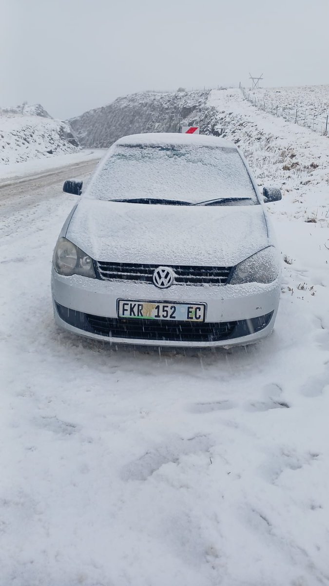 SABCNews's tweet photo. The Eastern Cape Transport Department has announced that the R58 between Lady Grey and Ekhephini has closed due to adverse weather conditions. Several vehicles have since been stuck in thick snow. Traffic officials are redirecting traffic to other alternative routes.

📷: Eastern Cape Department of Transport
