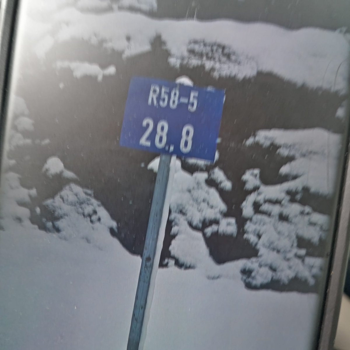 SABCNews's tweet photo. The Eastern Cape Transport Department has announced that the R58 between Lady Grey and Ekhephini has closed due to adverse weather conditions. Several vehicles have since been stuck in thick snow. Traffic officials are redirecting traffic to other alternative routes.

📷: Eastern Cape Department of Transport