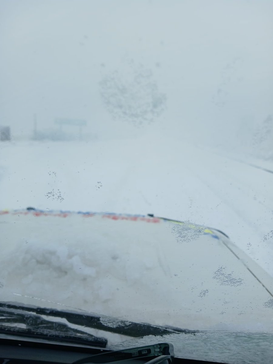 SABCNews's tweet photo. The Eastern Cape Transport Department has announced that the R58 between Lady Grey and Ekhephini has closed due to adverse weather conditions. Several vehicles have since been stuck in thick snow. Traffic officials are redirecting traffic to other alternative routes.

📷: Eastern Cape Department of Transport