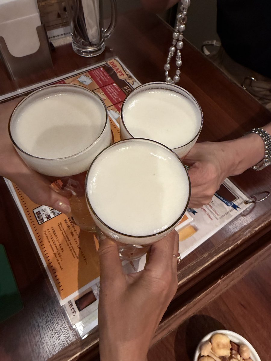yukariko223's tweet photo. ヲ友達と
inside23名古屋タカシマヤ
期間限定ショップ
行ってきました♪

仕事終わりの時間帯のためか
すでに本日分sold outもあり💧
欲しいサイズもなし💧
 NECOネックレスの現物
見たかったなぁ

私のショッパーはこれ
良い色✨

買い物終えて
乾杯🍻
この流れ最高🤭

#inside23_kk https://t.co/s6ixn6TpGK