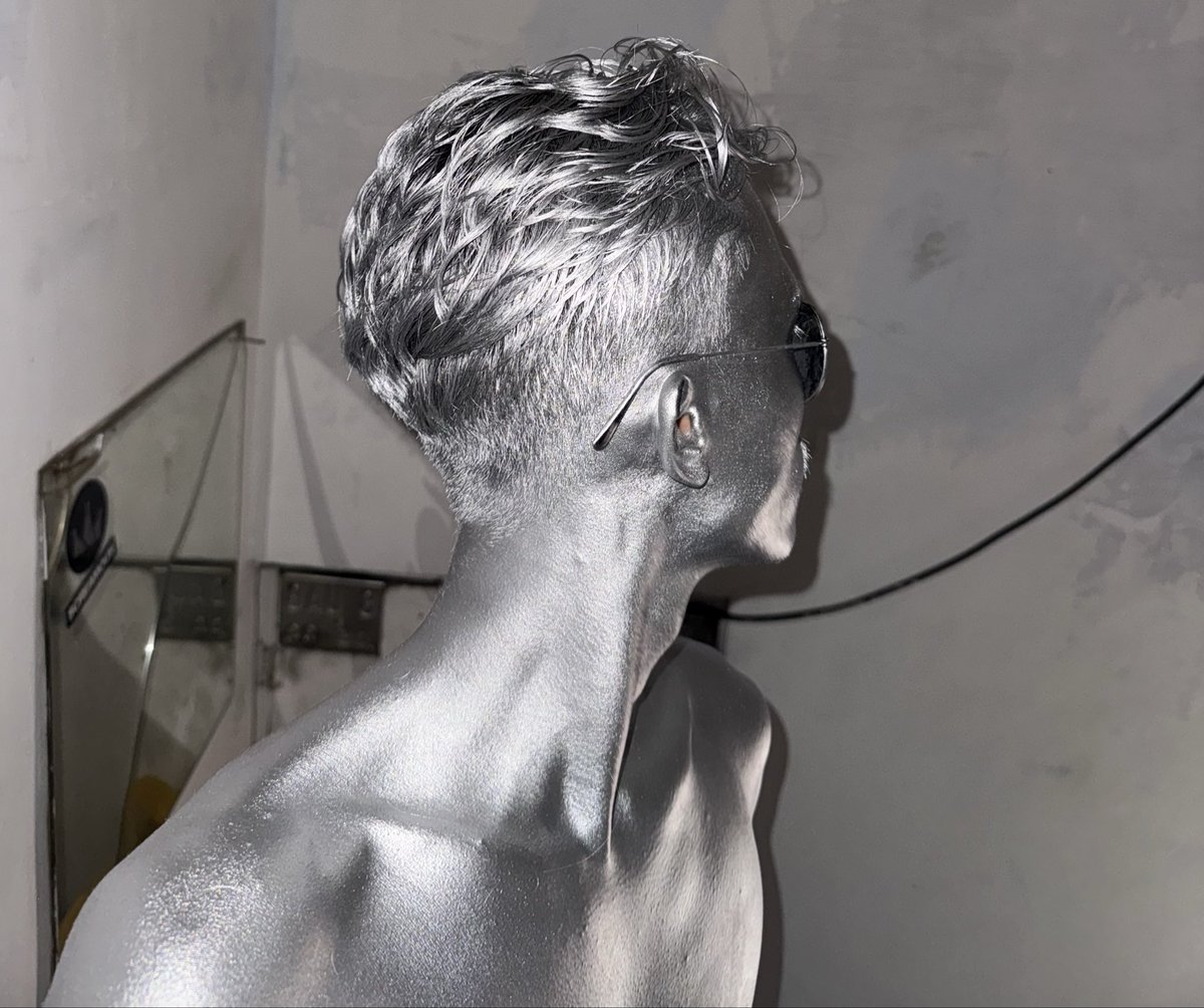 Noname52665912's tweet photo. I am obsessed with my silver hair 😐
#silverman #silverboy #taperfade #jawline https://t.co/a53UtGF4KQ