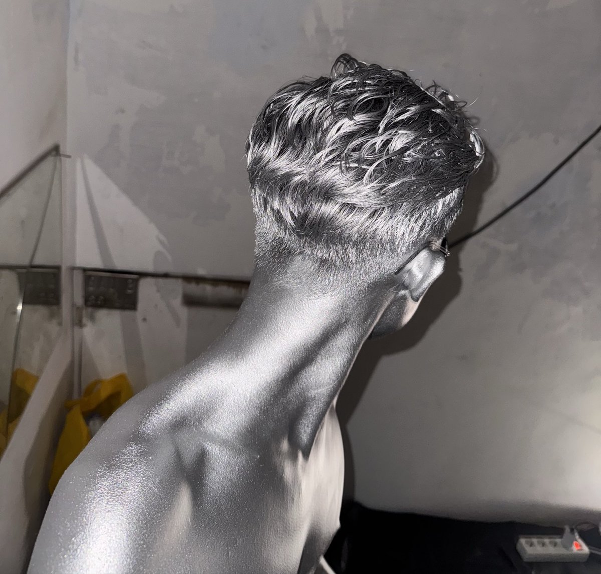 Noname52665912's tweet photo. I am obsessed with my silver hair 😐
#silverman #silverboy #taperfade #jawline https://t.co/a53UtGF4KQ