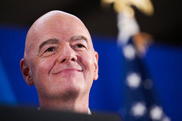 Mercado_Ingles's tweet photo. 🚨🌎 𝗡𝗢𝗧𝗜𝗖𝗜𝗔. Gianni Infantino, ha dado a los miembros de la FIFA un plazo de 53 días para que apoyen sus planes de vender participaciones en la Copa Mundial o enfrentarán una reducción del 75% en el financiamiento potencial.

En una carta enviada a todas las 211 asociaciones miembro por el presidente de la FIFA, Infantino ha prometido riquezas de hasta 10 MIL MILLONES de dólares que estarán disponibles tan pronto como el 1 de enero de 2027, y también ha ofrecido acceso a hasta £30M a través de su nueva propuesta de ‘Fifa Forward Enterprise’.

Sin embargo, Infantino ha advertido que cualquier miembro que se oponga a su plan de inversión privada será excluido del nuevo modelo de financiamiento si este sigue siendo aprobado por las asociaciones.

[Telegraph]