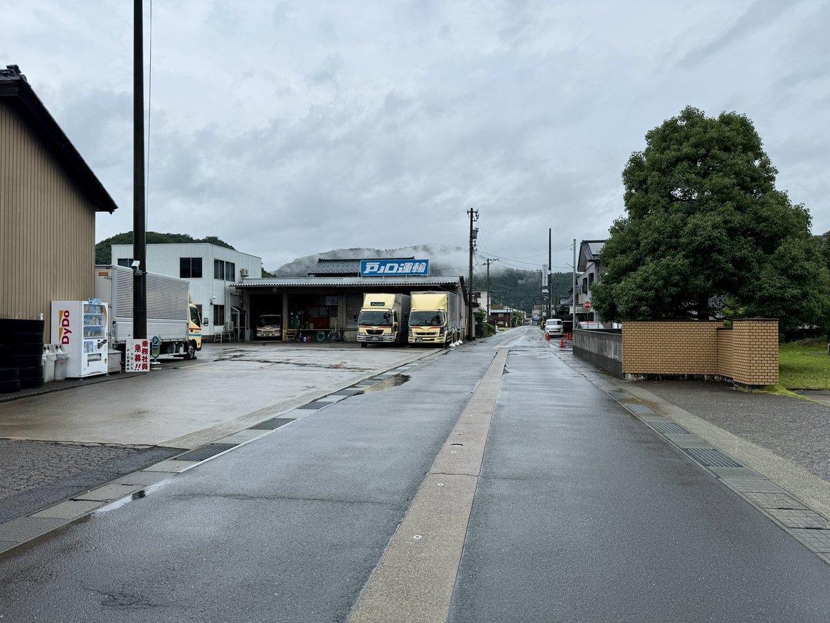 memo_hako's tweet photo. 福井鉄道南越線終点の戸の口駅跡
終着駅の面影はありませんが運送会社さんの名前でわかりやすいと言えばわかりやすいです
2026.7.28 https://t.co/4G2Ciis2zK