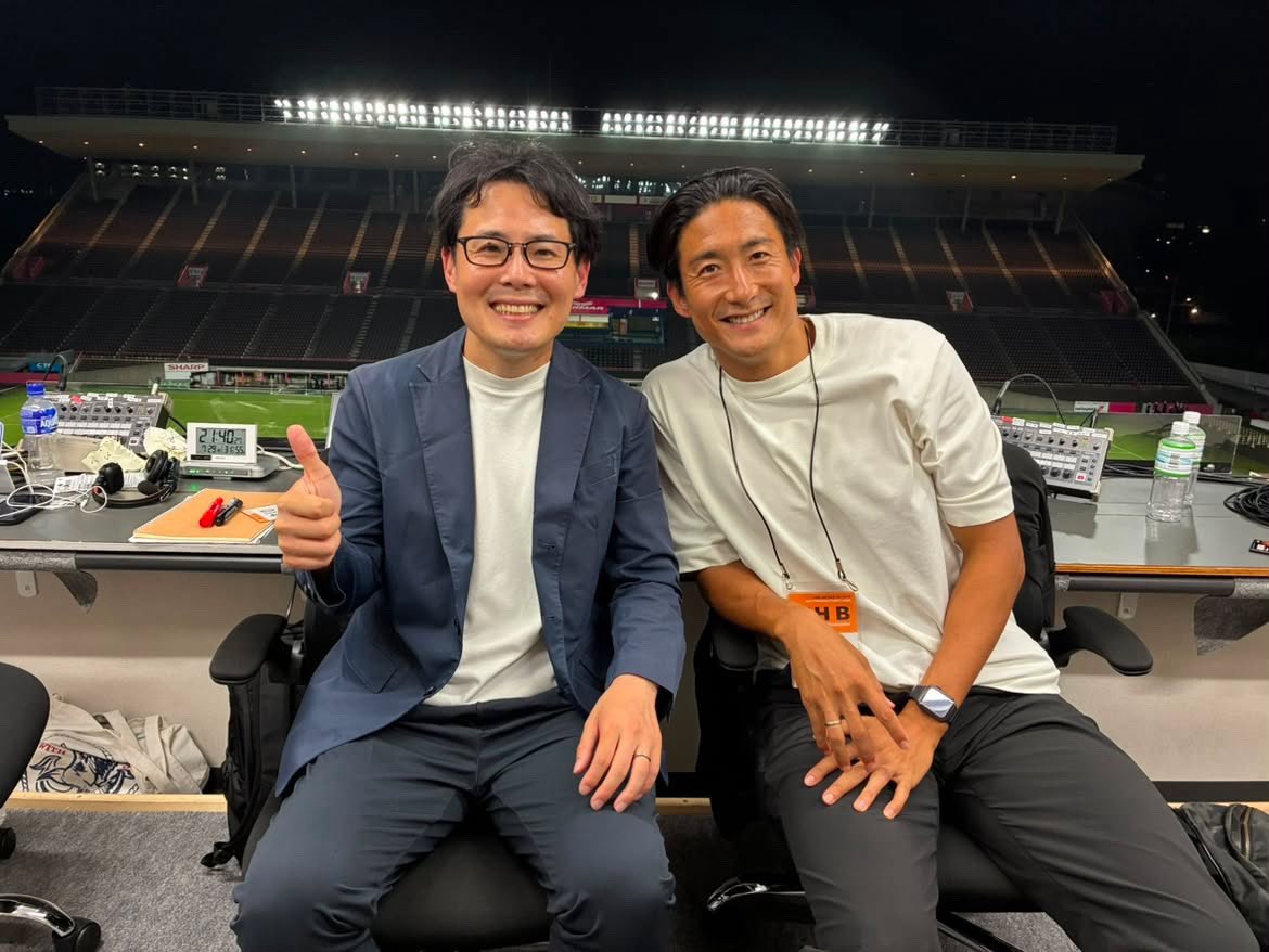 tokurasaurus's tweet photo. 能政夕介さんと実況・解説を担当させていただきました！

能政さんの実況のおかげで、とてもやりやすい環境の中、安心して解説をさせていただくことができました。本当にありがとうございました！

セレッソ大阪 vs ドルトムントは、お互いが明確なコンセプトを持ち、その良さを消し合いながら上回ろうとする、見応え十分の90分。

マンツーマン気味の攻防の中で、逆を取る動き、背後へのラン、3人目の動きでどう剥がしていくのか。

ハイラインとコンパクトな守備だからこそ、一つひとつの技術や判断の質が際立っていました。

解説をしながら、僕自身も多くの学びを得られた試合でした。

ご視聴いただいた皆さん、ありがとうございました！