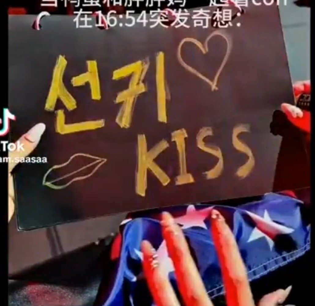 sunkiacervo's tweet photo. 💋 "SUNKI KISS" ❤️

🦊: 😄😘 https://t.co/topkzsvcrc