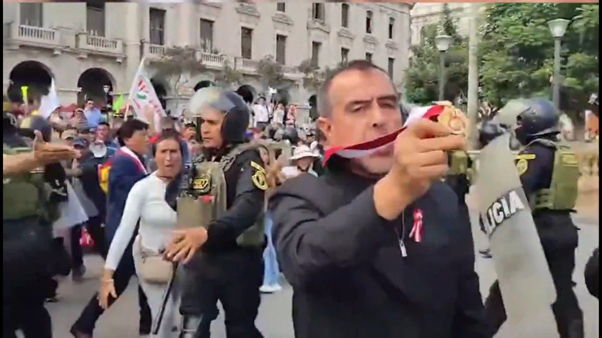 DanteBobadilla's tweet photo. El terrorista Iber Maraví se aprovecha de su condición de senador para enfrentarse a la policía y liderar lo único que sabe hacer: alboroto en las calles. Para eso eligieron a estas basuras de la izquierda terrorista. https://t.co/UPJ5dIXRwF
