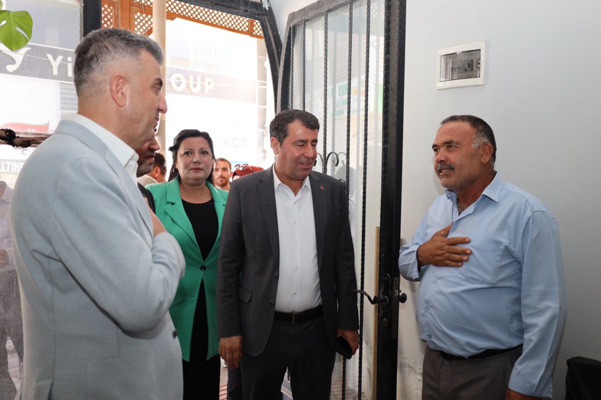 milhamigunbegi's tweet photo. AK Parti’nin hikayesi, bir milletin aşk hikayesidir. 

📍Suruç İlçemizde Esnaflarımızlayız.

1/ Suruç İlçe Başkanımız @ibrahimucar89, İl Yönetim Kurulu Üyelerimiz, Gençlik Kolları Başkanvekili Halil Akdemir, Suruç Kadın Kolları Başkanımız Sibel Güneş, Suruç Gençlik Kolları Başkanımız Hakkı Mercan ve ilçe teşkilatımızla birlikte Suruç ilçemizde, helal kazancın ve gayretin en güzel örneği olan kıymetli esnaflarımızı ziyaret ettik. Hemşehrilerimizle kucaklaştık.

#Şanlıurfa #Suruç #EsnafZiyareti
@RTErdogan @Akparti @abuyukgumus @acarfaruka @Hayati_Yazici @efkanala @mustafaelitas @eyupkadirinan @AhmetBOgutken @hakanaksu058 @farukaytek