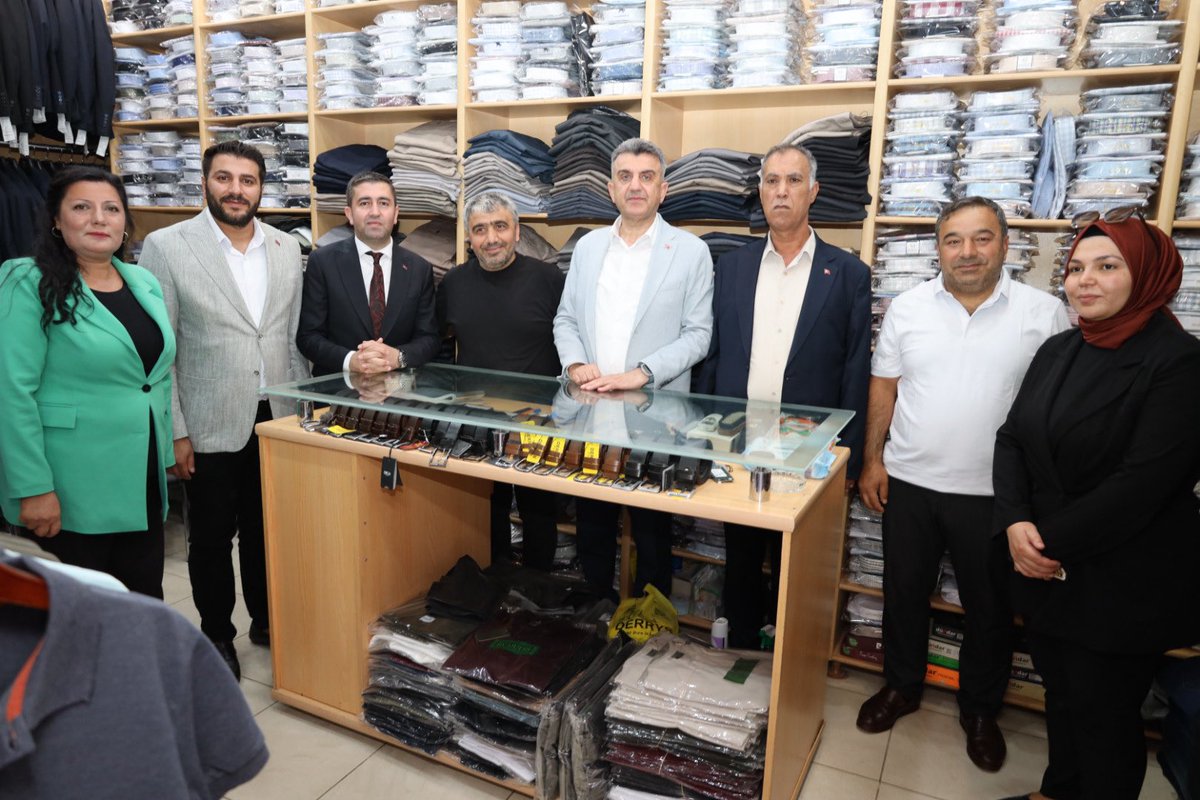 milhamigunbegi's tweet photo. AK Parti’nin hikayesi, bir milletin aşk hikayesidir. 

📍Suruç İlçemizde Esnaflarımızlayız.

1/ Suruç İlçe Başkanımız @ibrahimucar89, İl Yönetim Kurulu Üyelerimiz, Gençlik Kolları Başkanvekili Halil Akdemir, Suruç Kadın Kolları Başkanımız Sibel Güneş, Suruç Gençlik Kolları Başkanımız Hakkı Mercan ve ilçe teşkilatımızla birlikte Suruç ilçemizde, helal kazancın ve gayretin en güzel örneği olan kıymetli esnaflarımızı ziyaret ettik. Hemşehrilerimizle kucaklaştık.

#Şanlıurfa #Suruç #EsnafZiyareti
@RTErdogan @Akparti @abuyukgumus @acarfaruka @Hayati_Yazici @efkanala @mustafaelitas @eyupkadirinan @AhmetBOgutken @hakanaksu058 @farukaytek