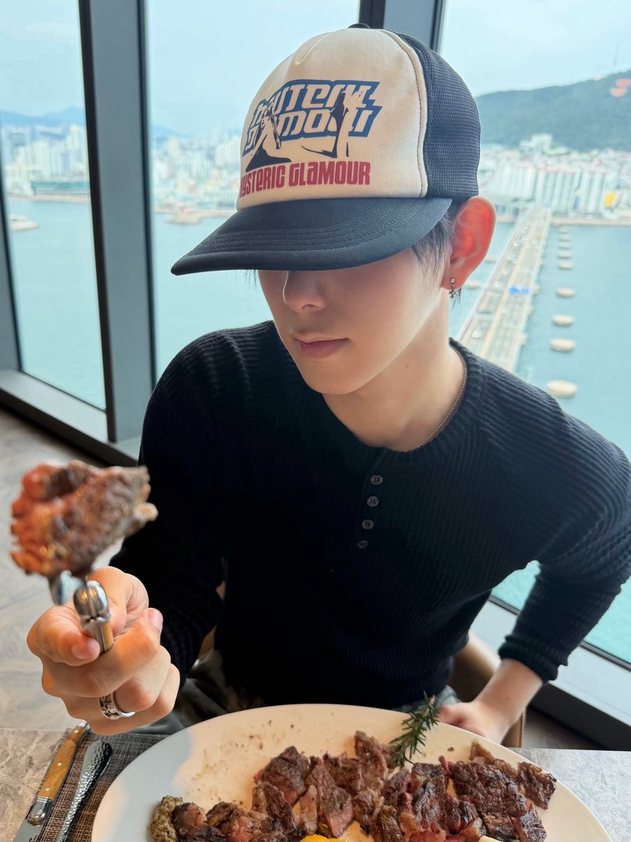 fromchihen's tweet photo. 260729 🐰💌 22:19 kst

chihen sent photos of him https://t.co/Pr0x8byvSA