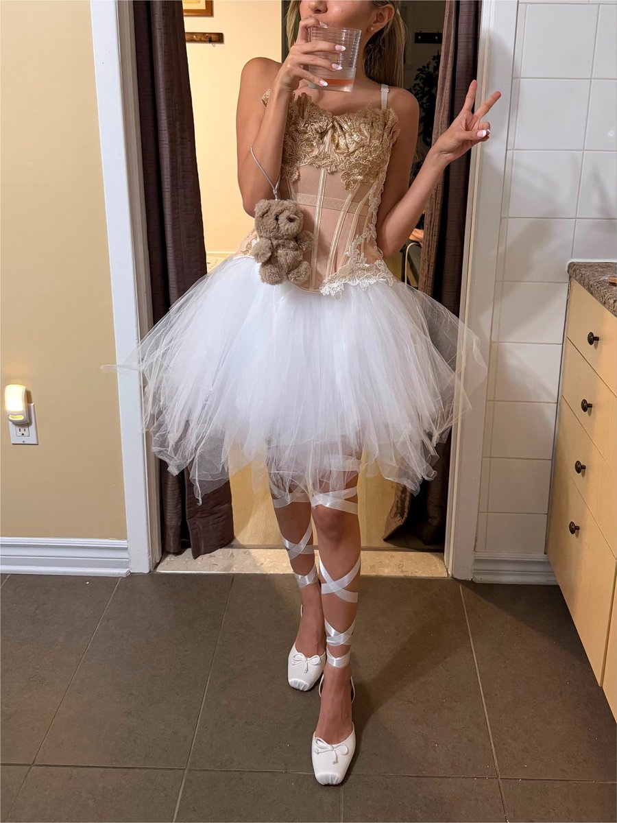 andreamfloresss's tweet photo. my look for the best show of my life, and my first time seeing ariana🤍 best night ever @TeamAriana i can’t believe it https://t.co/Vga6T2A5ry