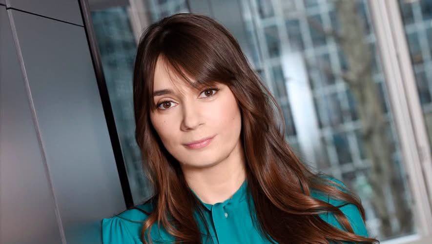 AMaddy2's tweet photo. En cette année de grâce 2026, le Gouvernement de la République — cette machine à fabriquer du consensus douillet — ordonne l’expulsion de Xenia Fedorova.
Une chroniqueuse, une simple voix, un peu trop libre, un peu trop russe, un peu trop hors du grand récit officiel, se voit purement et simplement banished du territoire. Non pour un crime, non pour une violence, non pour une atteinte réelle à quoi que ce soit, mais pour le seul délit d’avoir pensé autrement. D’avoir osé formuler des opinions qui ne s’alignent pas sur la sainte ligne du pouvoir.
Voilà donc le moment où la France, cette vieille nation qui se croyait encore un peu digne, adopte officiellement la qualification de dictature soft. Une dictature à visage humain, bien entendu : démocratique, inclusive, souriante, et surtout très fière de ses valeurs.
Pendant que l’on expulse Xenia Fedorova avec la solennité d’un grand inquisiteur contemporain, les OQTF, les tueurs, les violeurs, les délinquants en série circulent tranquillement, protégés par l’aura sacrée de la Compassion et du Droit-de-l’Homme absolu. Eux, on les tolère. Eux, on les intègre. Eux, on les excuse. Mais une journaliste qui dérange le grand spectacle du Bien ? Expulsion immédiate.
Avec le délit d’expression désormais codifié dans les faits, la liberté de pensée devient un luxe interdit. Macron,a purement et simplement rétabli la censure de la presse — non plus avec des ciseaux et de l’encre noire comme autrefois, mais avec des OQTF ciblées et des communiqués vertueux.
L’Empire du Bien a frappé. Et la France, une fois de plus, a applaudi.​​​​​​​​​​​​​​​​​​​​​​​​​​​​​​​​​​​​​​​​​​​​​​​​​​
Chipie de Caumon