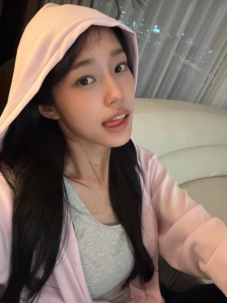 Yoonseoir's tweet photo. Serving every angle whilst making a statement in pink. Being playful wasn’t just a short-lived thing, it’s actually become a habit and is something I should keep up throughout the week. Let’s toast to the few days left in July. https://t.co/AiVRwDKiBk
