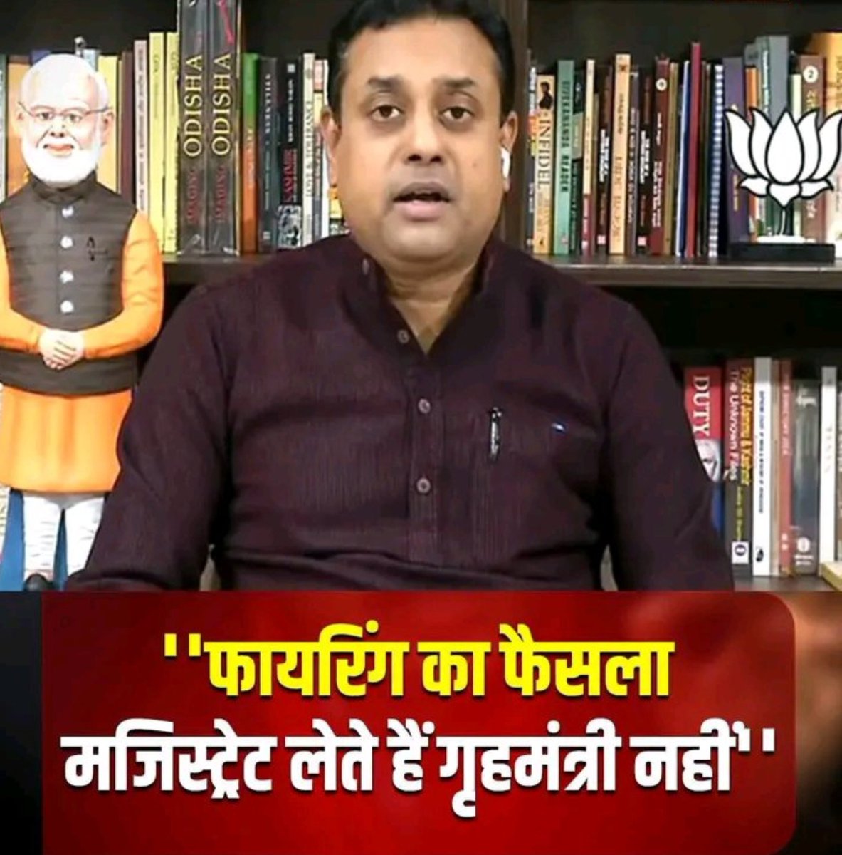 riskyyadav41's tweet photo. आज पूरी भाजपा बता रही है कि गोली चलाने का आदेश गृहमंत्री या मुख्यमंत्री नहीं मजिस्ट्रेट देता है।

लेकिन 1992 में अयोध्या में कारसेवकों पर गोलियां खुद नेता जी AK 47 से चलाई थीं ये उसी समय की फोटो है।🫡 https://t.co/GynNulWD6B