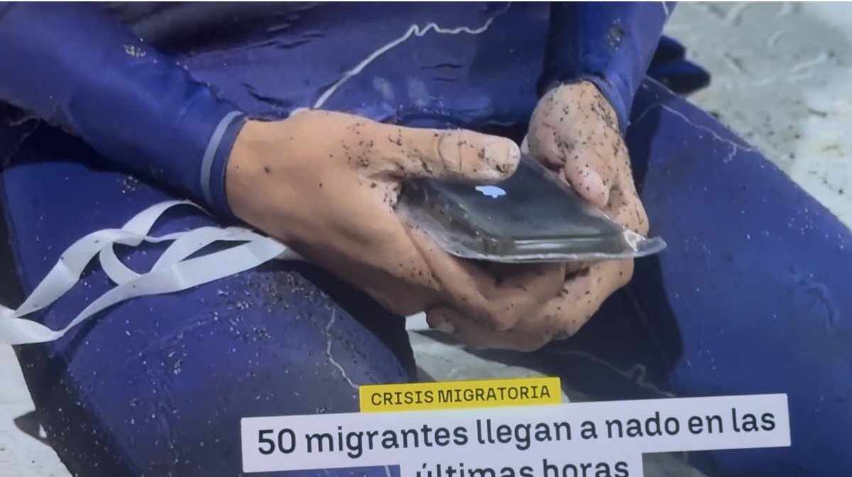 davidsantosvlog's tweet photo. Esta noche han entrado a nado más de 200 marroquíes ilegalmente en Ceuta. 

Lo primero que hacen al llegar es encender sus iPhones y tumbarse a esperar ayudas.

Marruecos y Mohamed VI son el enemigo y estás ofensa a nuestras fronteras no pueden quedar impunes. https://t.co/IRrXe2l2iL