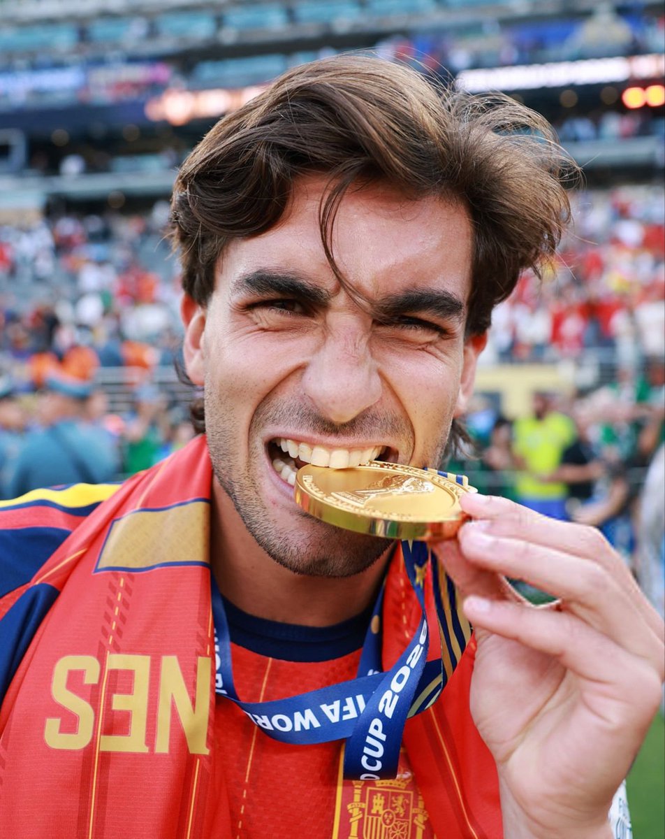 ActuFoot_'s tweet photo. 🚨🚨 FERRAN TORRES 🇪🇸 ET CHARLES DE KETELAERE 🇧🇪 FONT PARTIE DE LA SHORT-LIST DU PSG AU POSTE DE NUMÉRO 9 !!!! ❤️💙

Un autre nom, qui n’a pas encore filtré, figure également dans la short-list.

🗞️ @FabriceHawkins https://t.co/JrCDApPV1b