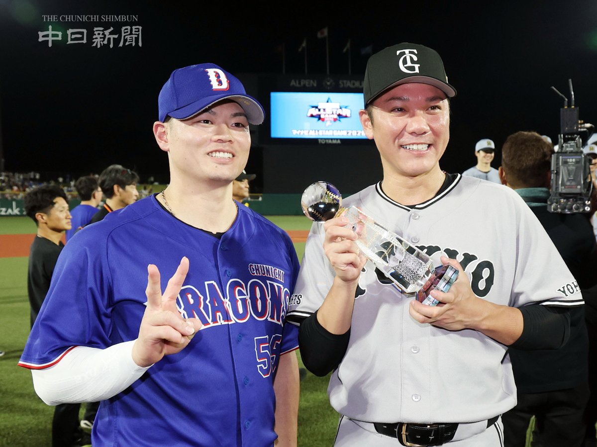 chunichiphoto's tweet photo. 【ドラゴンズ】坂本選手と記念撮影する細川選手 #細川成也 #坂本勇人 #中日新聞 #中日スポーツ https://t.co/cuQsgTwzEp
